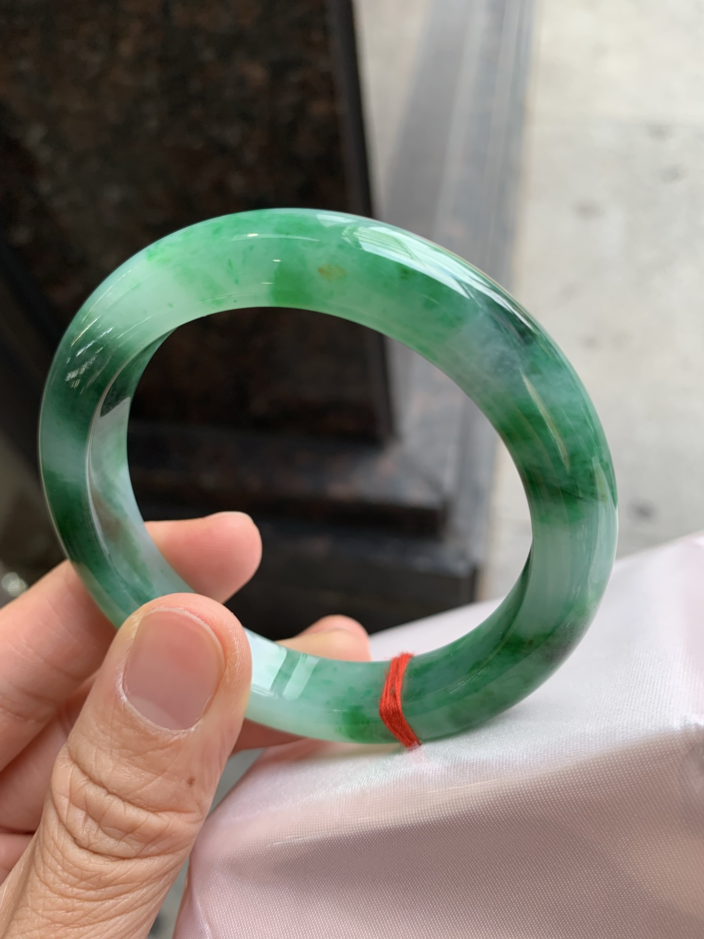 正圈飘绿 有纹裂 尺寸：56.5/11.5/9.3 卖色啦