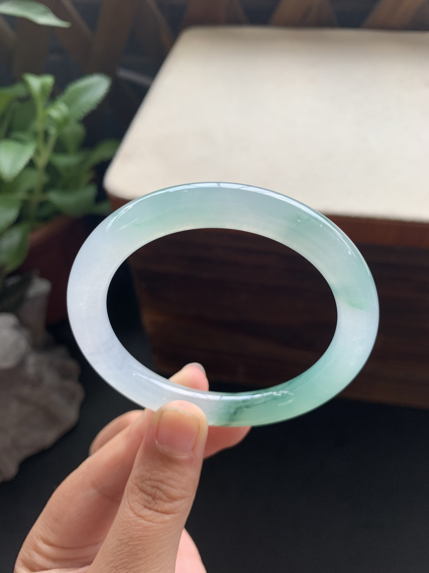 23，冰胶圆条飘花手镯，圈口：55-8.7-8.9，白云深处有人家，腕间藏着春意在，巨美，绿花灵动自
