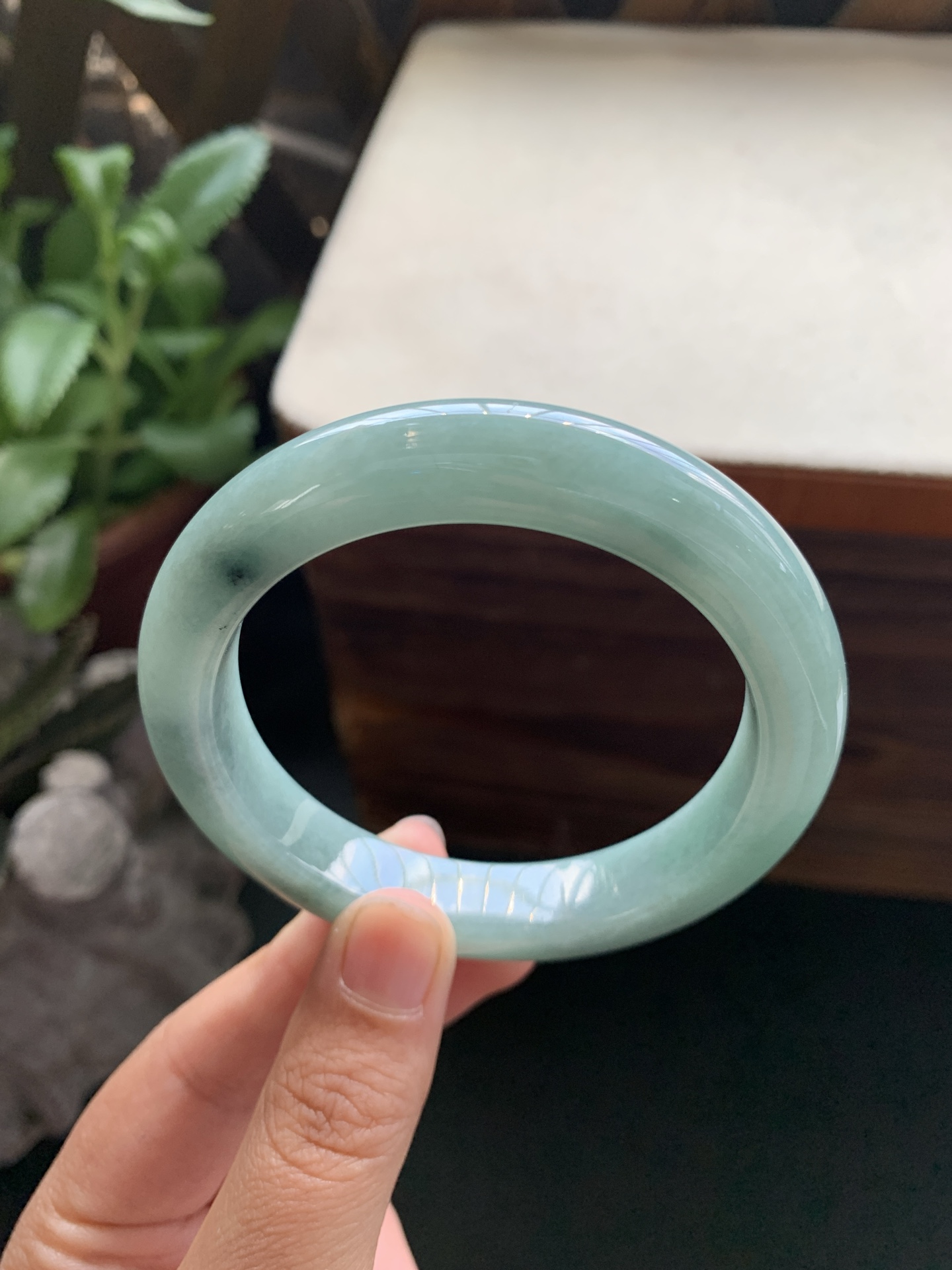 78，冰润细腻油青飘花手镯，圈口56-11-9.3，冰润细腻釉洁，满圈底色，冰感好，颜色浓郁，上手显