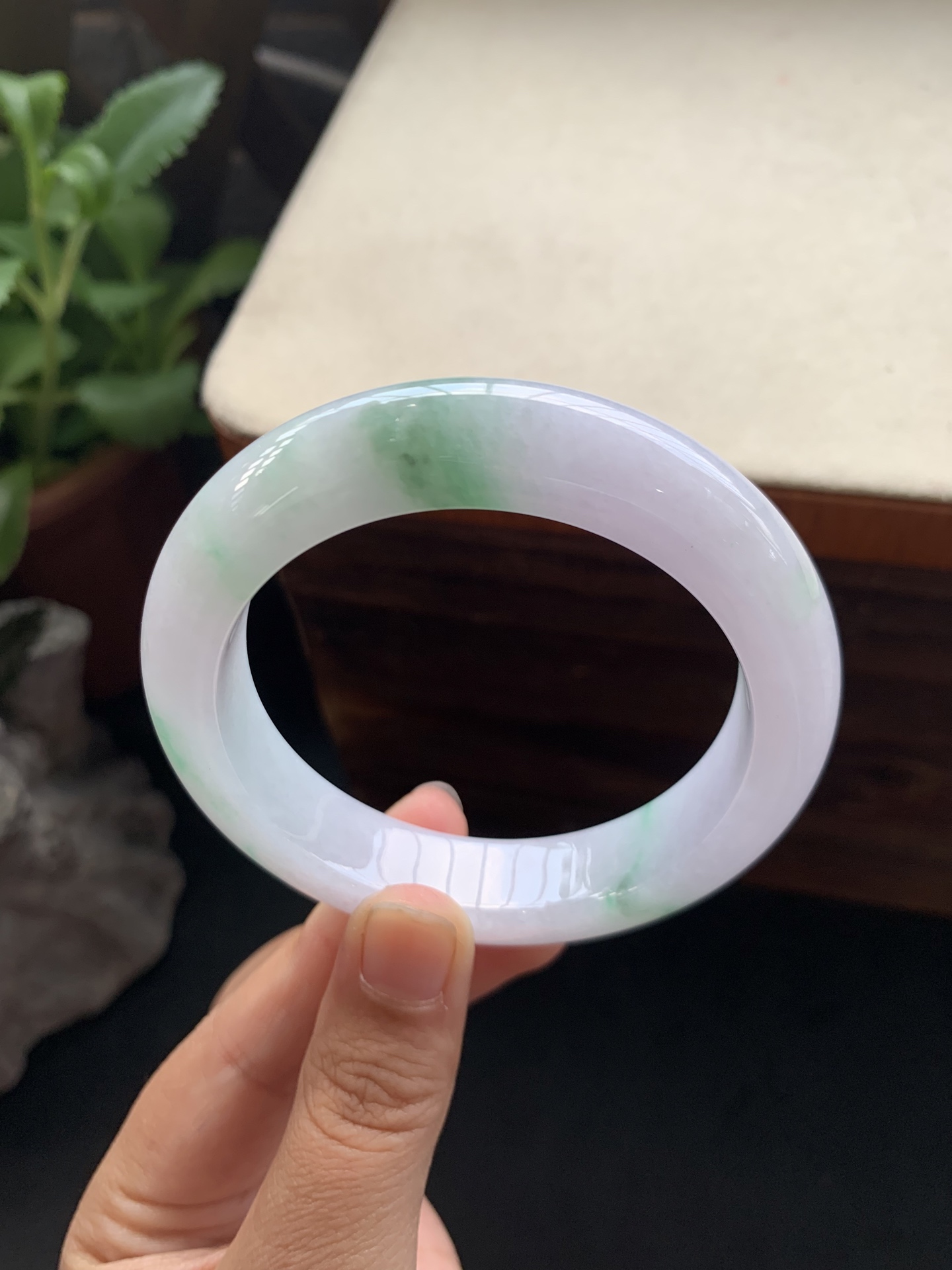 50，冰透细腻飘花手镯，圈口55.7-13-9.5，胶润细糯化，种水好，飘花灵动飘逸，水灵灵的，推荐款，特别好看，性比高，小棉丝可忽略，24小时鉴赏期，可退换