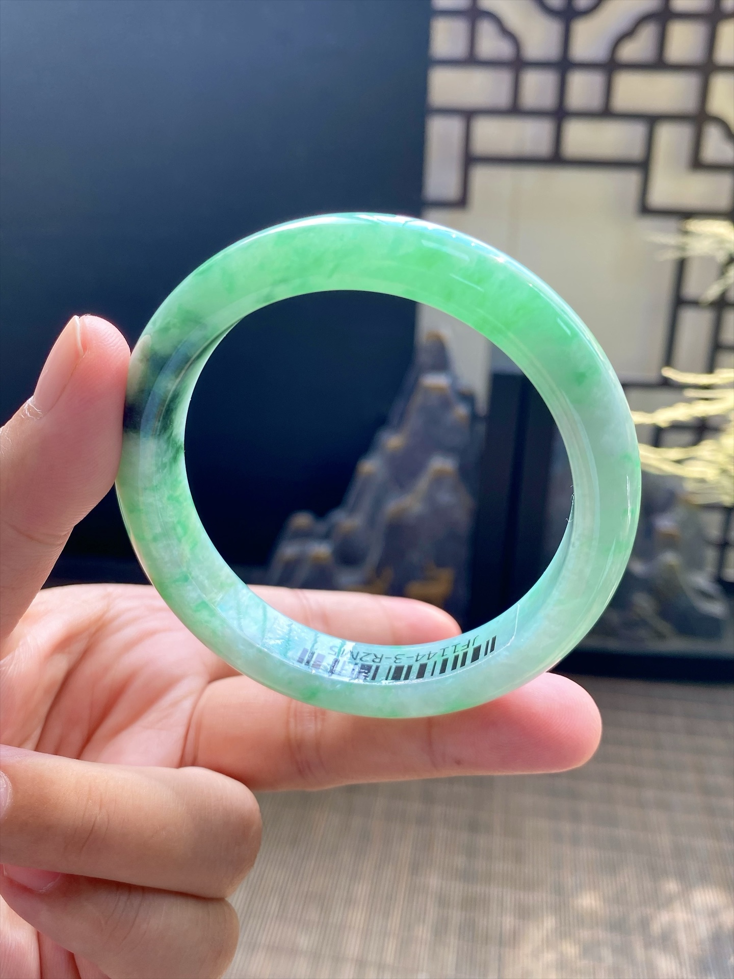 果绿底飘花手镯胚 尺寸56-8-12 编号JF1144-3 有裂
