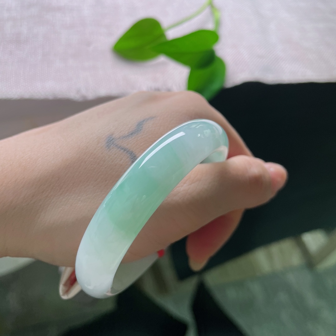 53.3/12.3/7，淡绿底正圈，巧笑嫣然，双色交汇，简约不简单，细润，干净，皮纹，ss57960a