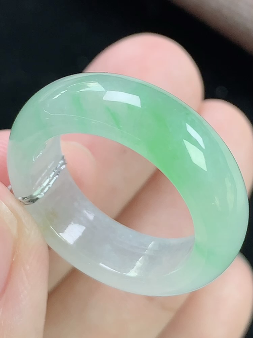 冰飘绿指环，无裂，尺寸17.9*6.9*3.9mm，S09tdy