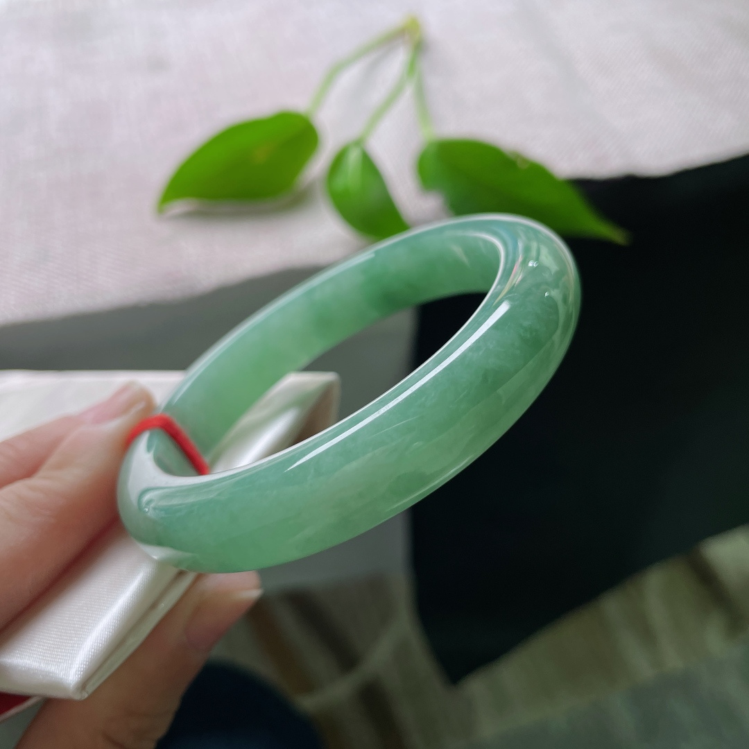56.9/12.3/8.7绿底正圈，水润细腻，清雅，色系甜美，优雅大方，一点皮纹，ss53930a
