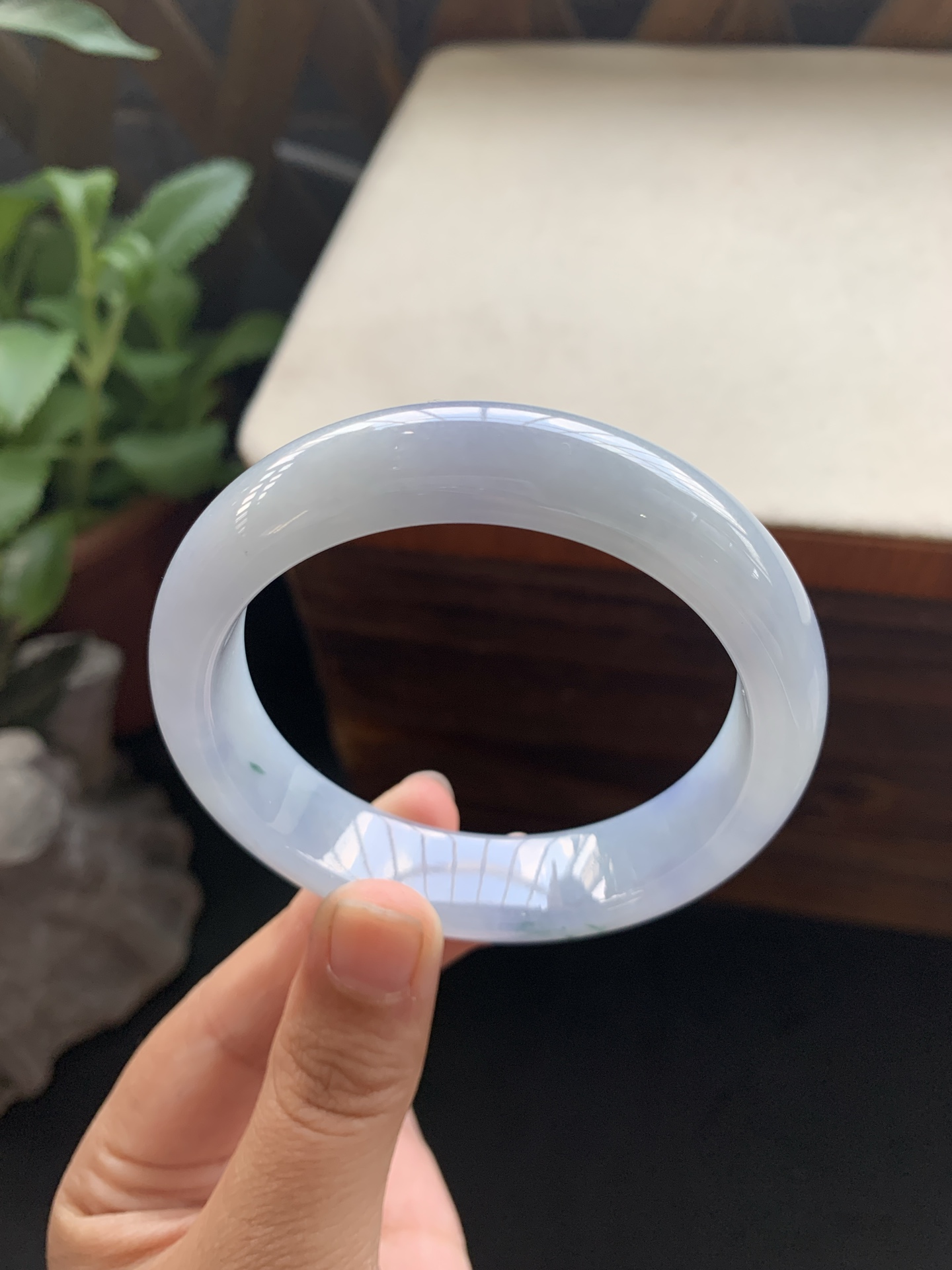 39，冰透细腻莫奈紫飘花手镯，圈口55.4-14.2-8.3，种老起冰起胶感，玉质莹润细腻，种水好，莫奈紫色梦幻清冷，花色点缀，唯美动人，特别好看，性比高，无裂，24小时鉴赏期，可退换