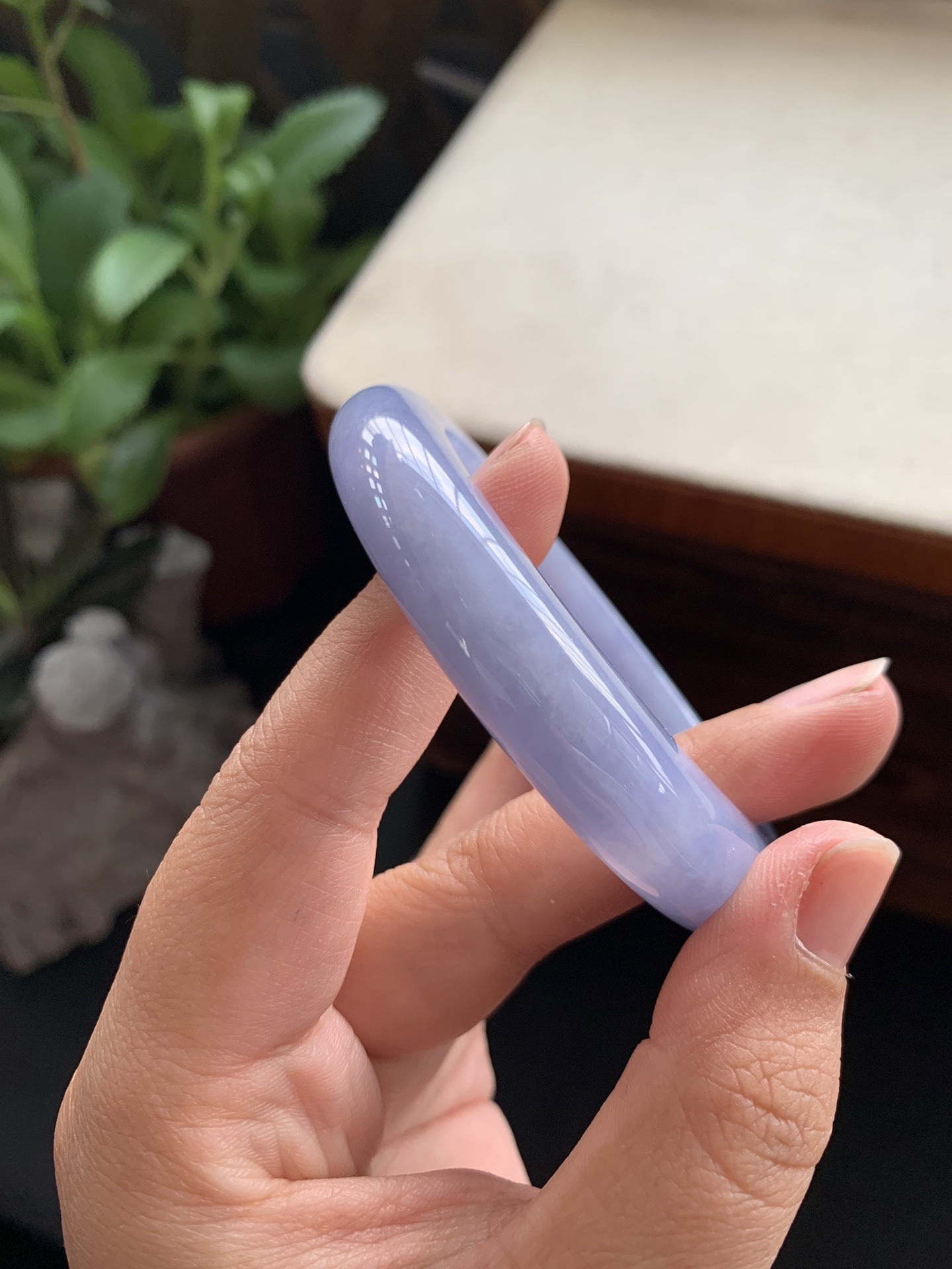 14，冰润浓紫手镯，圈口55-11.9-9.5，种老起胶，玉质冰透细腻，种水好，颜色美，冰紫浓郁无比，见光不失色，美极了，特别好看，性比高，棉线不显，24小时鉴赏期，可退换