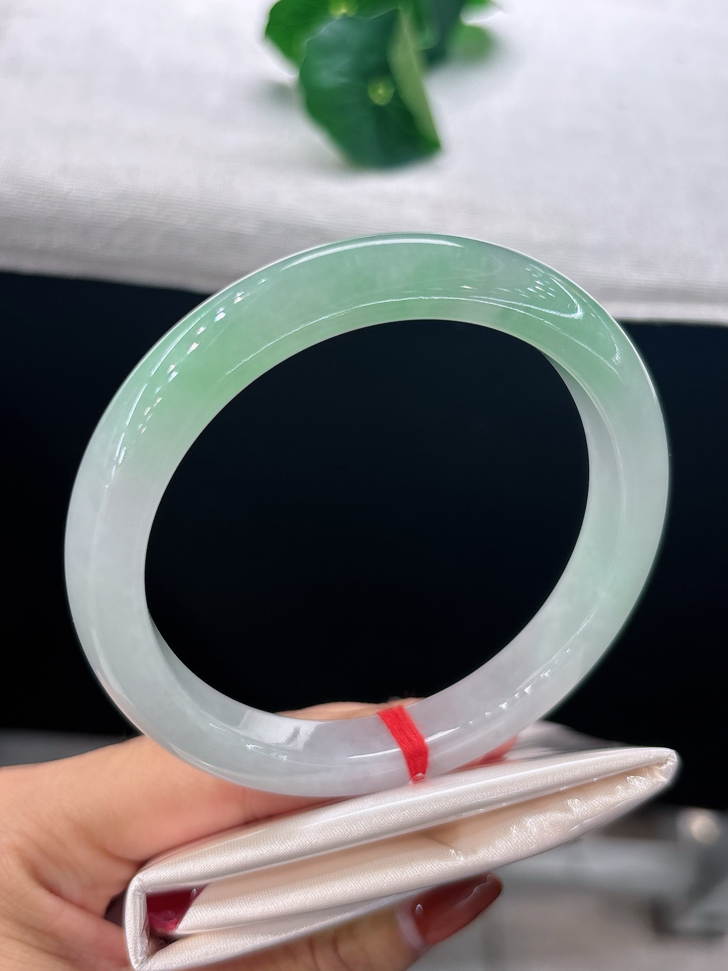 天然翡翠手镯，圈口63.3/10.3/9.8，正圈色泽渐变，似春风拂过晕开一抹浅绿，冰润柔和，温婉气韵，无裂