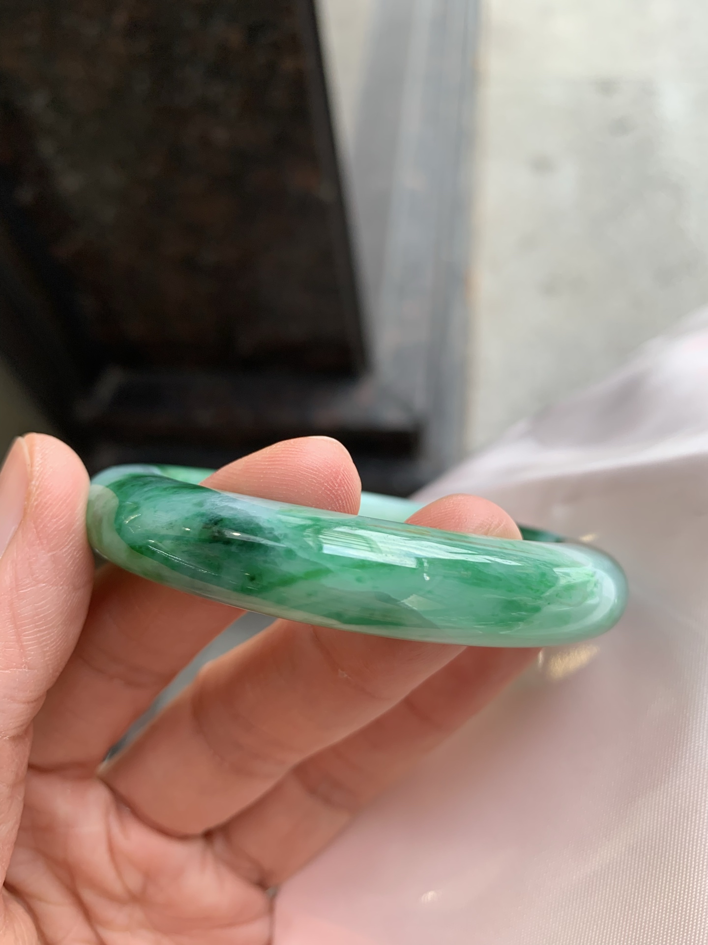 正圈飘绿 有纹裂 尺寸：56.5/11.5/9.3 卖色啦