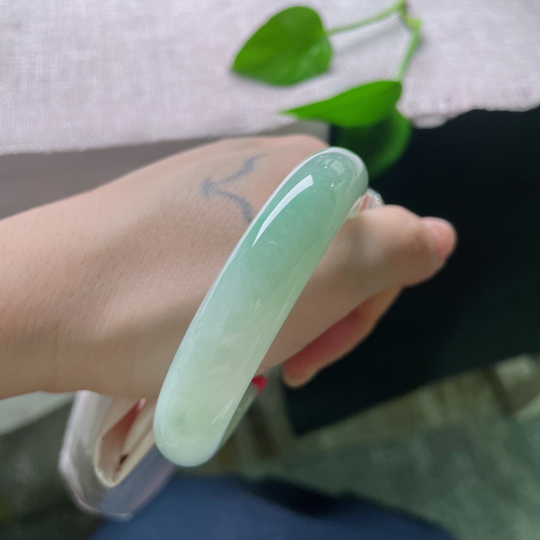 #限时特惠#55.2/12.7/7.5，绿底正圈，无裂，淡雅均匀的晴绿色，没有厚重暗沉感，清清爽爽，视觉十分治愈。ss58639a