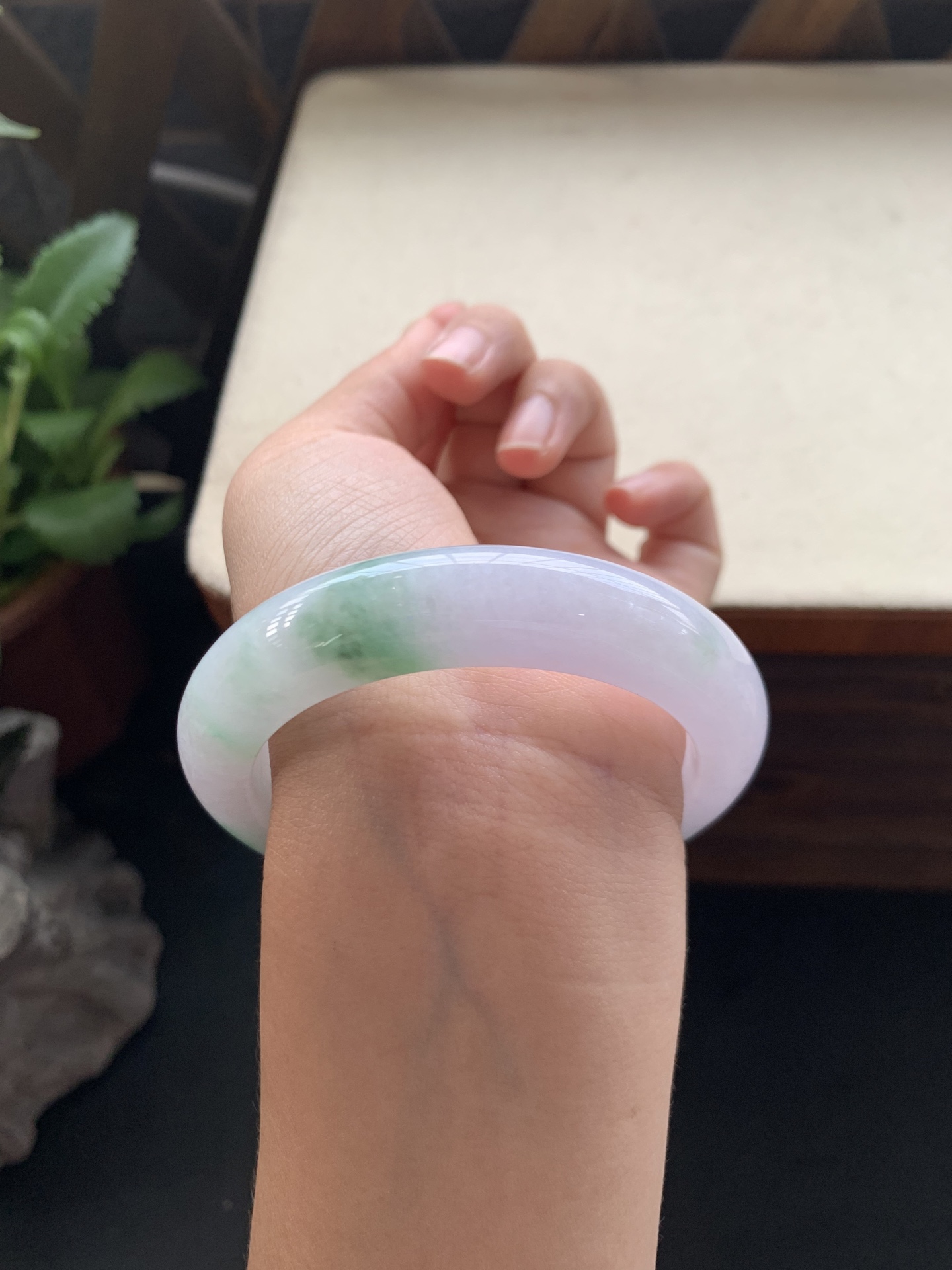 50，冰透细腻飘花手镯，圈口55.7-13-9.5，胶润细糯化，种水好，飘花灵动飘逸，水灵灵的，推荐款，特别好看，性比高，小棉丝可忽略，24小时鉴赏期，可退换