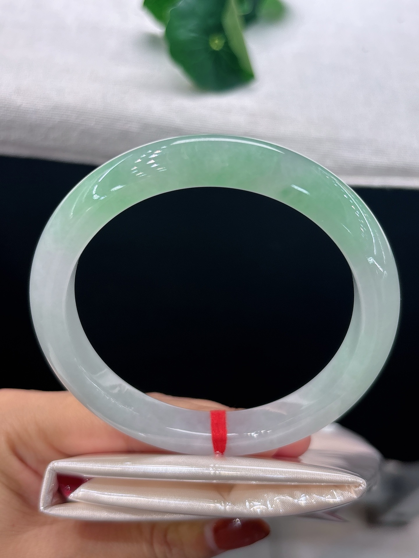 天然翡翠手镯，圈口63.3/10.3/9.8，正圈色泽渐变，似春风拂过晕开一抹浅绿，冰润柔和，温婉气