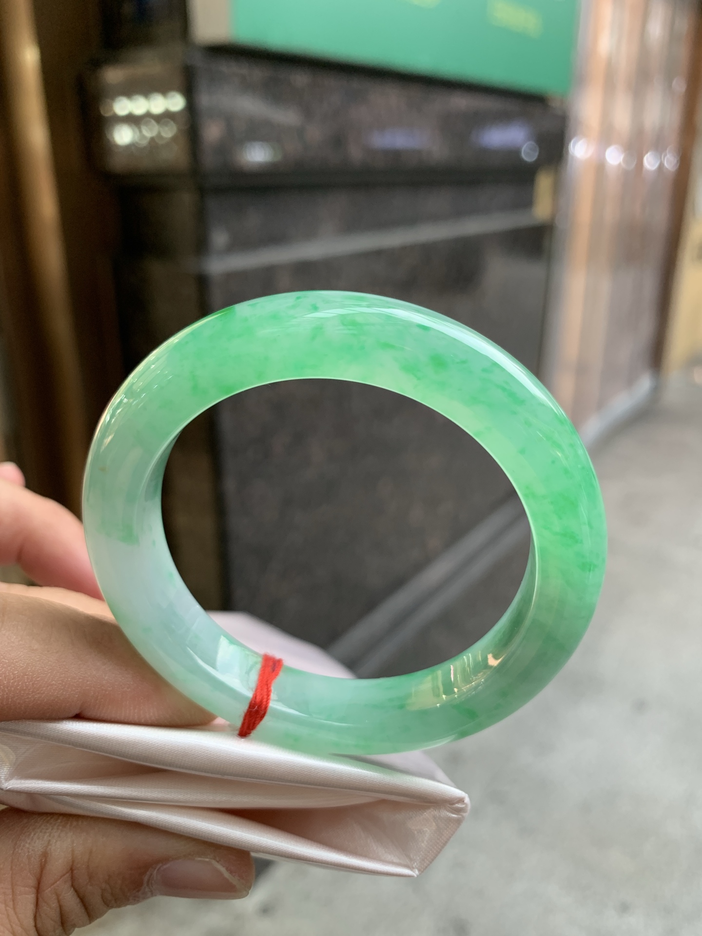 阳绿花正圈 52-10.9-9.2 1008-N1719-1 颜色鲜艳，种水冰润 有纹