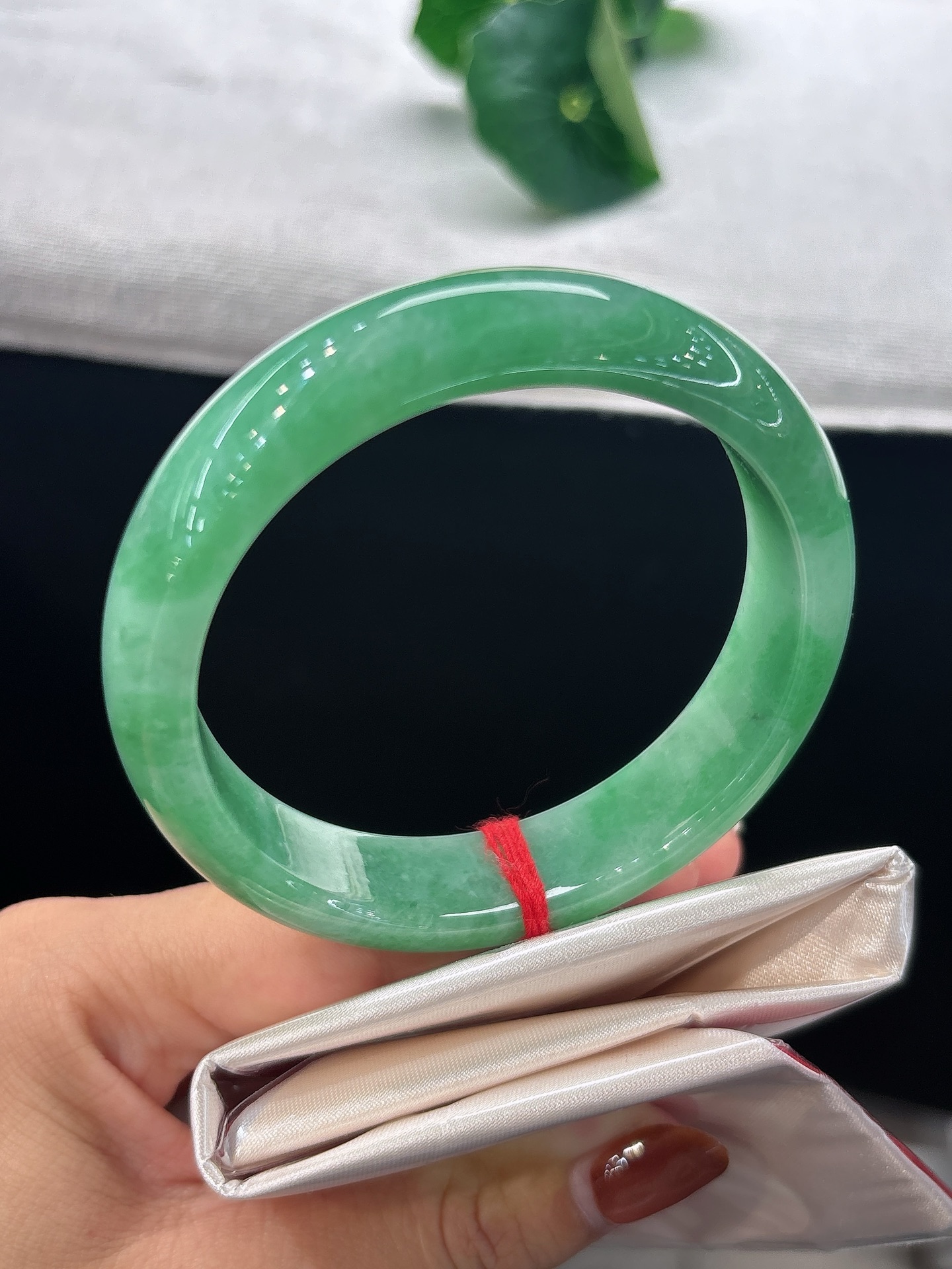 天然翡翠手镯，圈口57.8/14/8.3，正圈翠色悠然，恰似芳草染于玉肌，透着明媚雅致的风韵