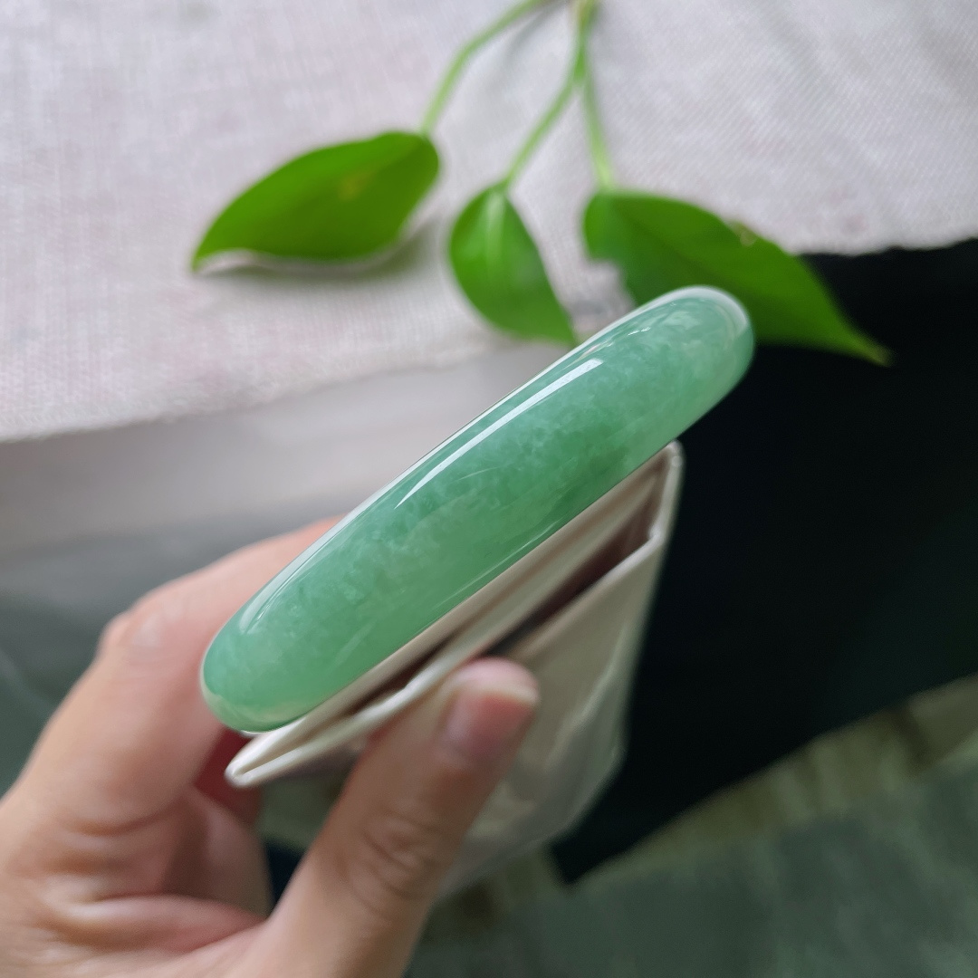 56.9/12.3/8.7绿底正圈，水润细腻，清雅，色系甜美，优雅大方，一点皮纹，ss53930a