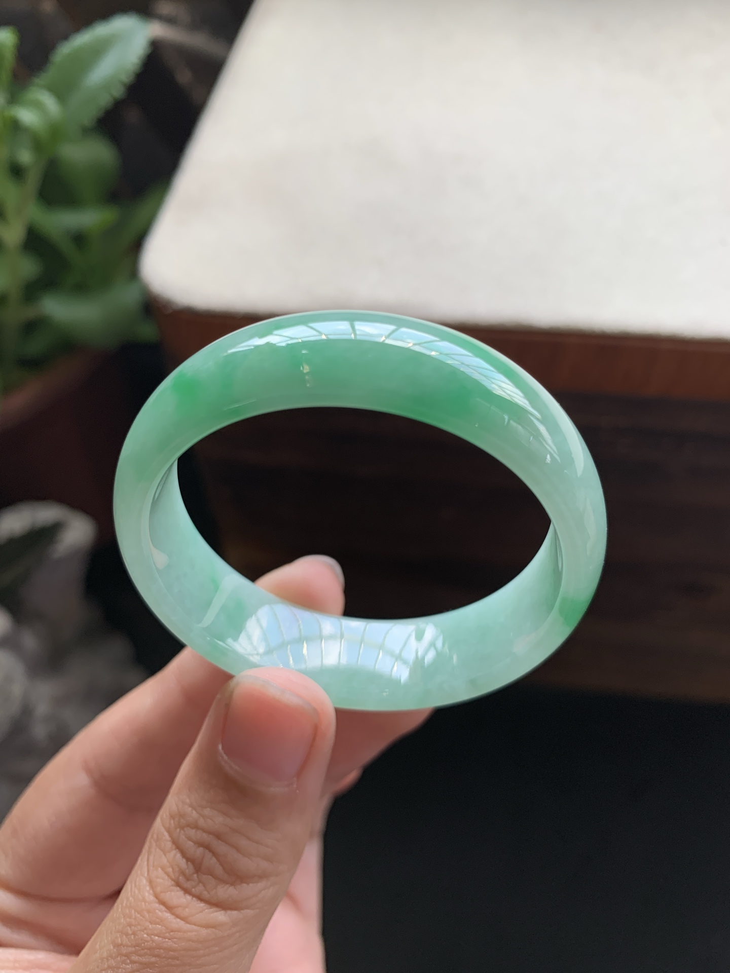 80，冰透细腻阳绿童镯，圈口42.2-13-5，胶润细糯化，冰冰透透的，种水好，颜色美，阳绿鲜艳夺目