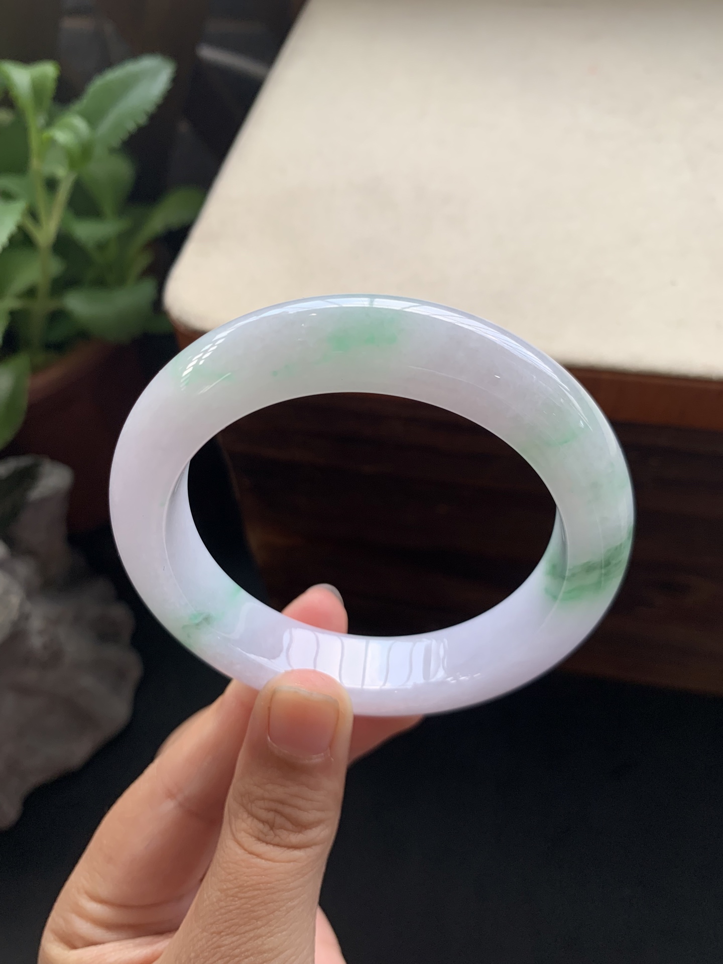 50，冰透细腻飘花手镯，圈口55.7-13-9.5，胶润细糯化，种水好，飘花灵动飘逸，水灵灵的，推荐