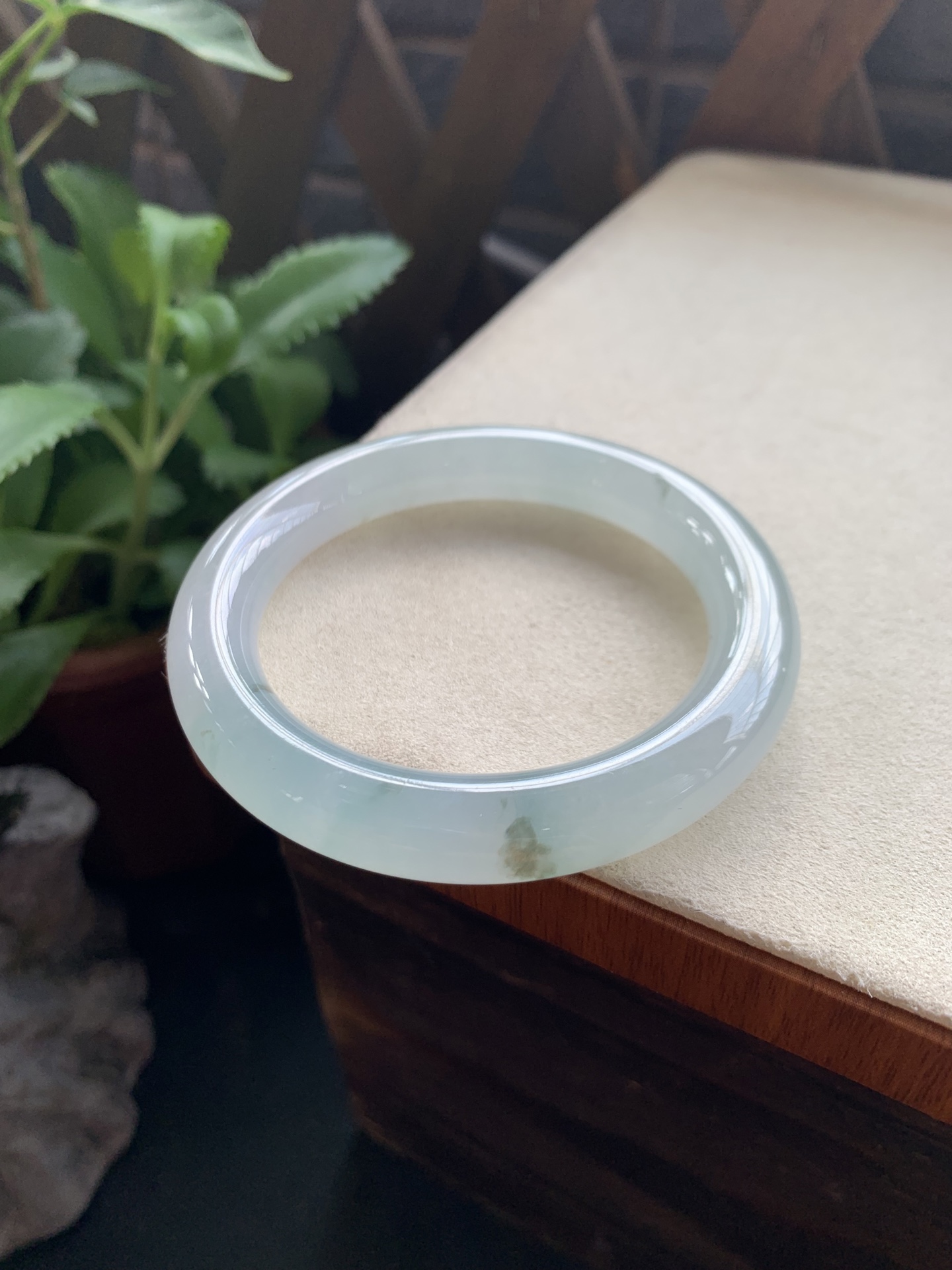 46，冰透透亮飘花圆条手镯，圈口55.5-11-10.6，清新冰透，种老肉细，胶感棒，种水好，飘花灵动飘逸，意境感十足，小手捡漏，特别好看，性比高，无裂，24小时鉴赏期，可退换