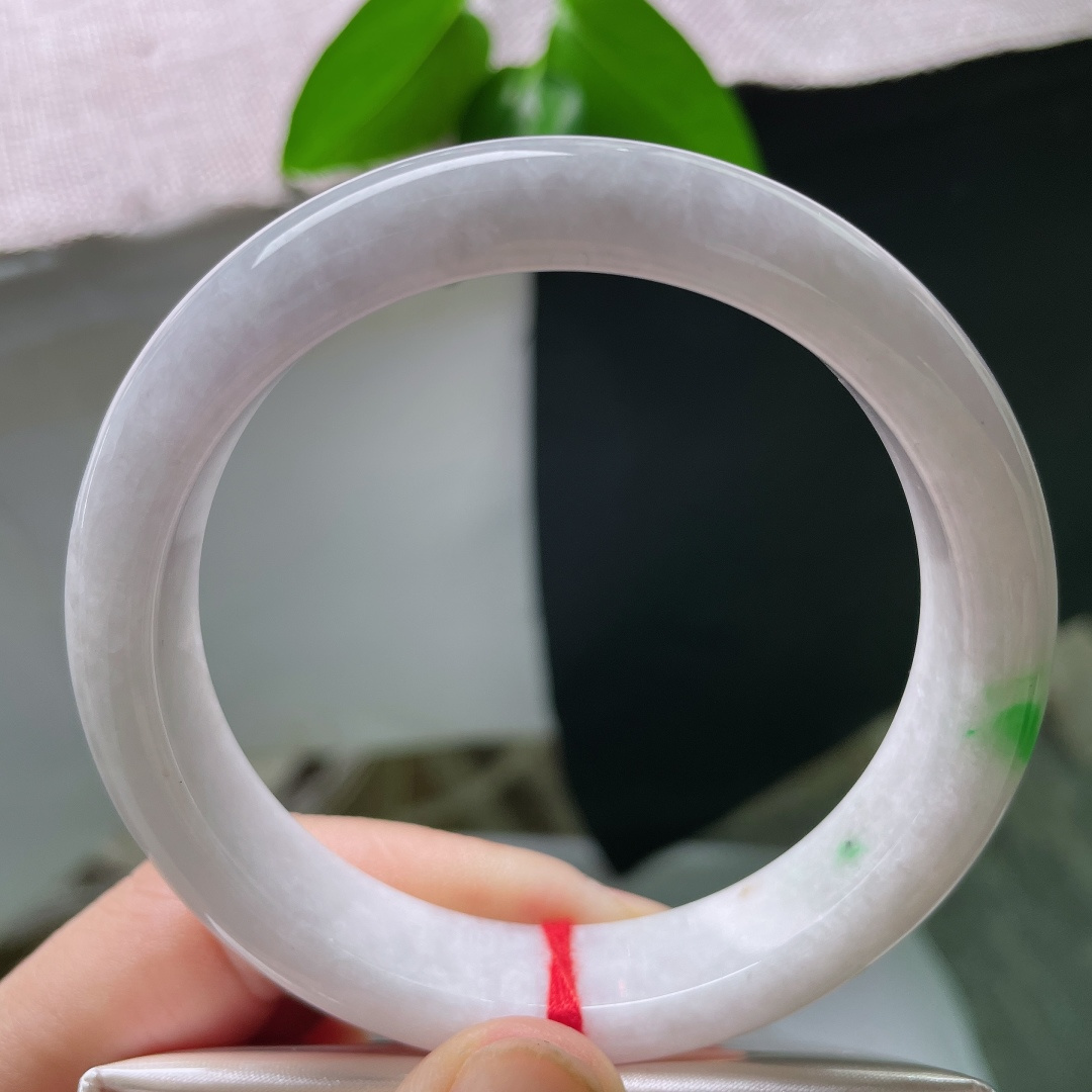 60.9/12.8/9，飘绿正圈，纹裂，白皙玉底，一抹鲜绿点缀其间，简约素雅不浮夸，清清淡淡，低调耐
