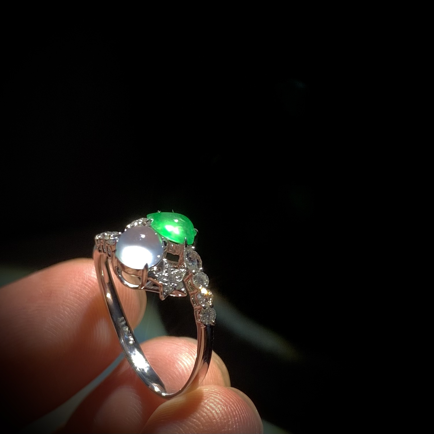 【白日星辉·白绿双拼戒指】，
白裸石约5-4.5-2.5mm，
绿裸石约5.5-3.5-2.5mm，