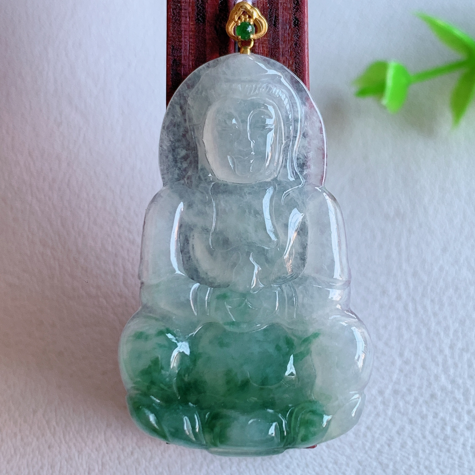 18k金扣冰润精雕飘花观音吊坠，法相端庄大气，工艺精湛，种色浓郁，细腻饱满冰润，种老水足，收藏佳品，佩戴大气  W415.9  整体尺寸：43.5-24-3.6mm  裸石尺寸：38.5-24-3.6mm