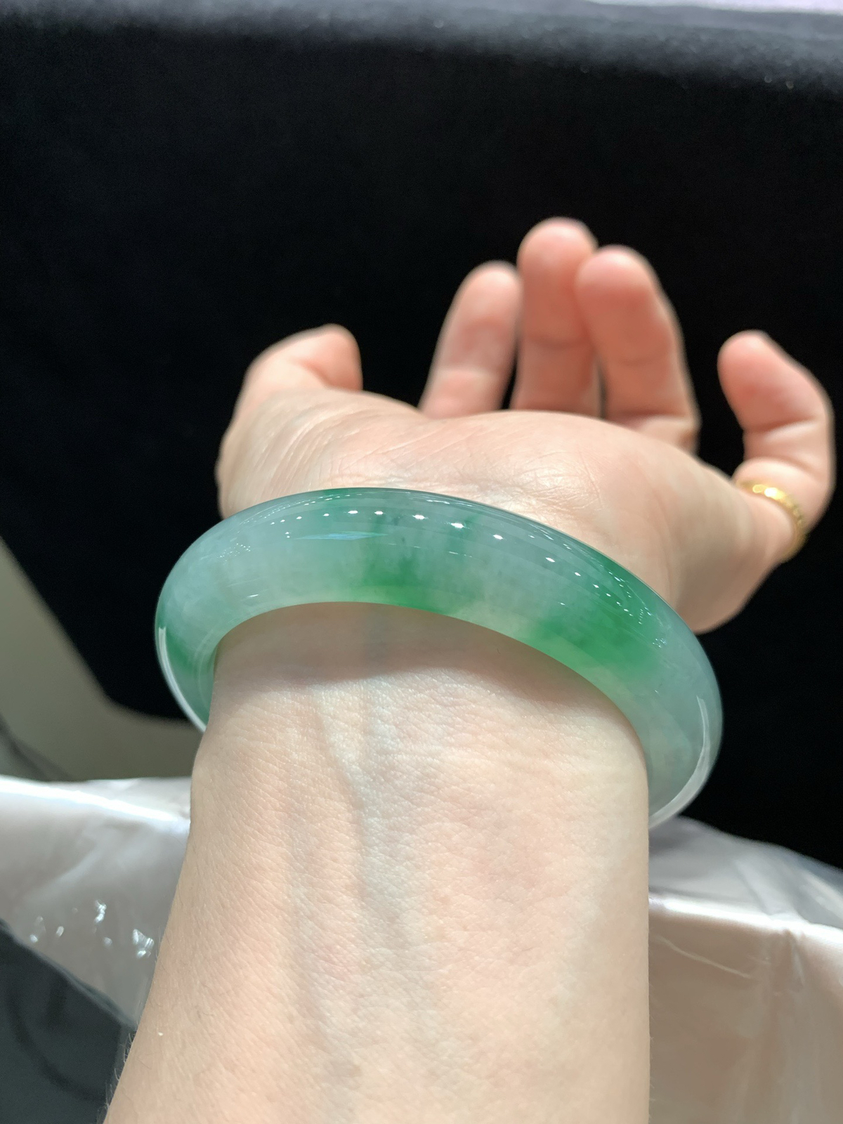 尺寸54.9/12.5/8.7，冰飘绿手镯
水润细腻 清新甜美