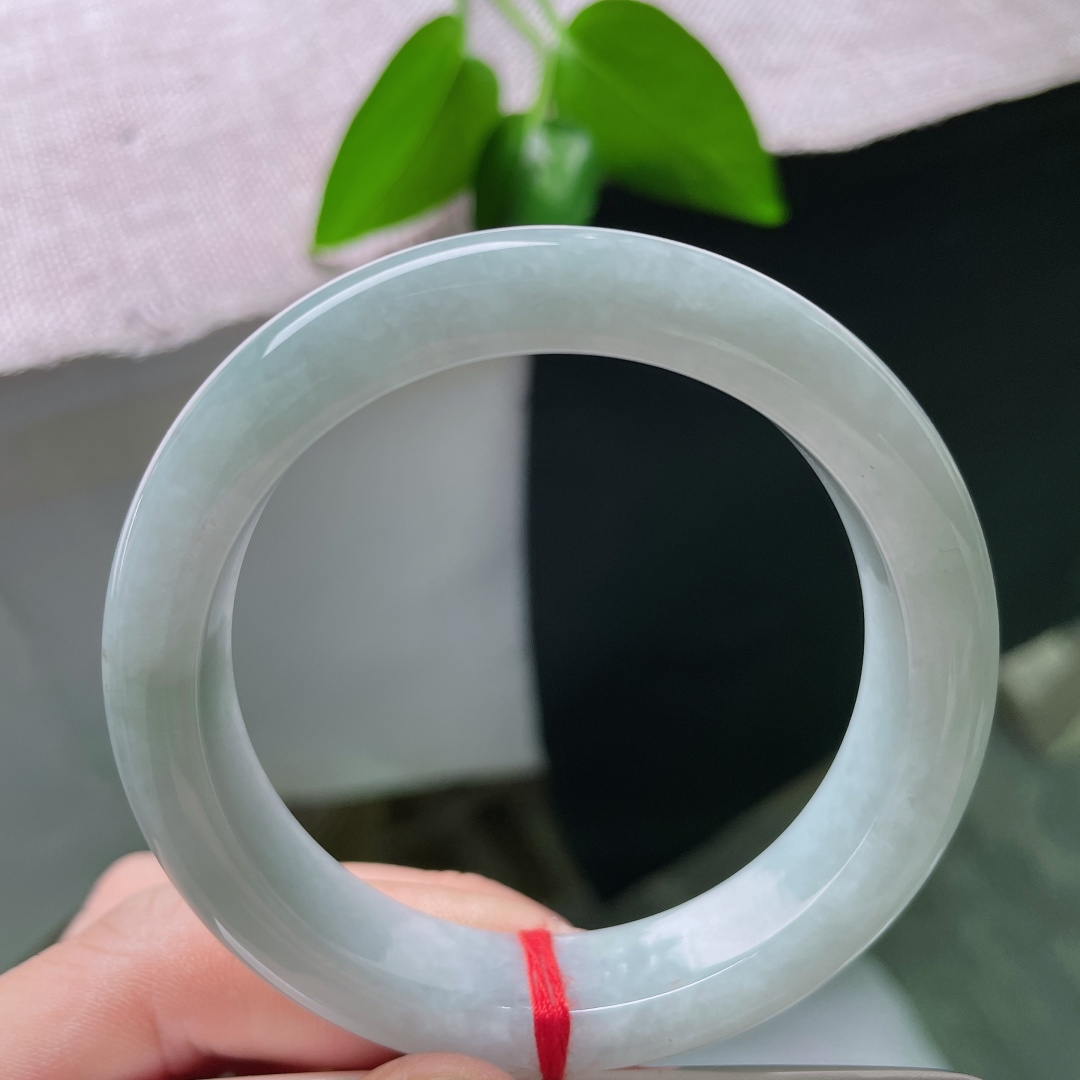 52.8/12.3/8.6，淡蓝底正圈，皮纹，玉质细腻温润干净素雅，上手清冷柔和，自带安静恬淡的气质。ss59470a