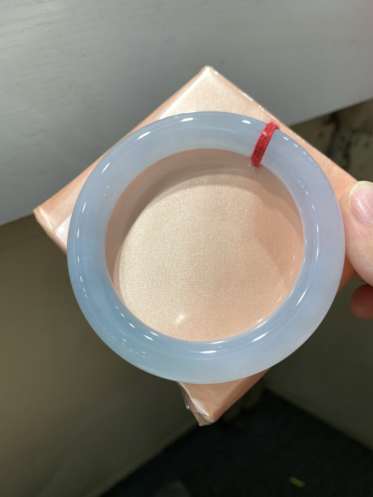 尺寸56.8/10.9，冰圆条手镯
水润细腻 清新甜美