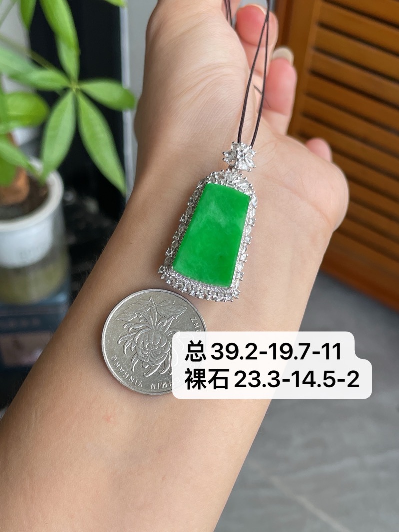 18k金钻镶阳绿无事牌，总39.2-19.7-11mm 裸石23.3-14.5-2mm S16，39.2-19.7-11