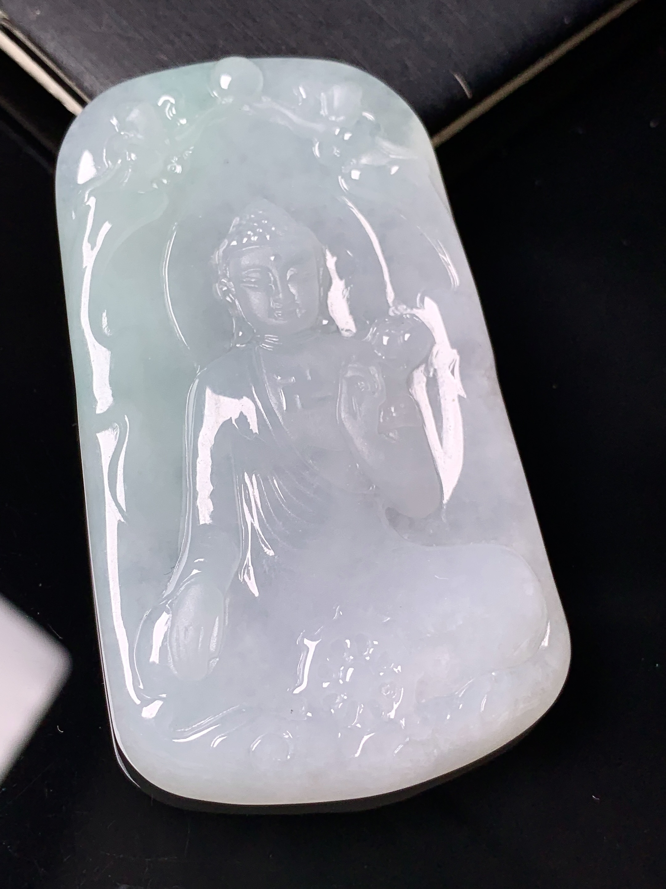 飘绿大日如来佛祖吊坠 玉质细腻 色泽艳丽清新 水润亮眼 整体尺寸59.5*34.8*5.8 d1