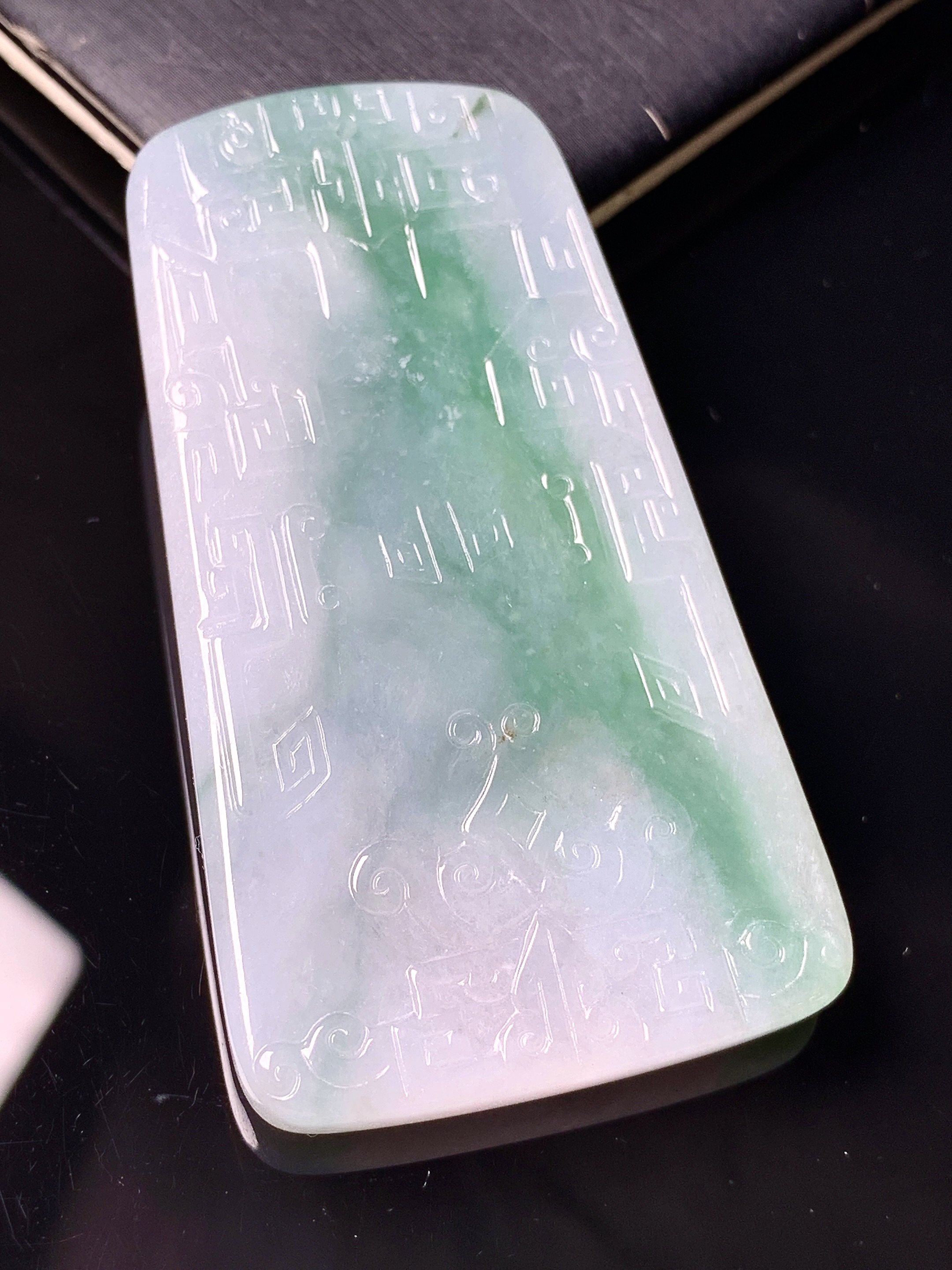 飘绿无事牌吊坠 玉质细腻 色泽艳丽清新 水润亮眼 整体尺寸60.7*34.2*5.8 d1