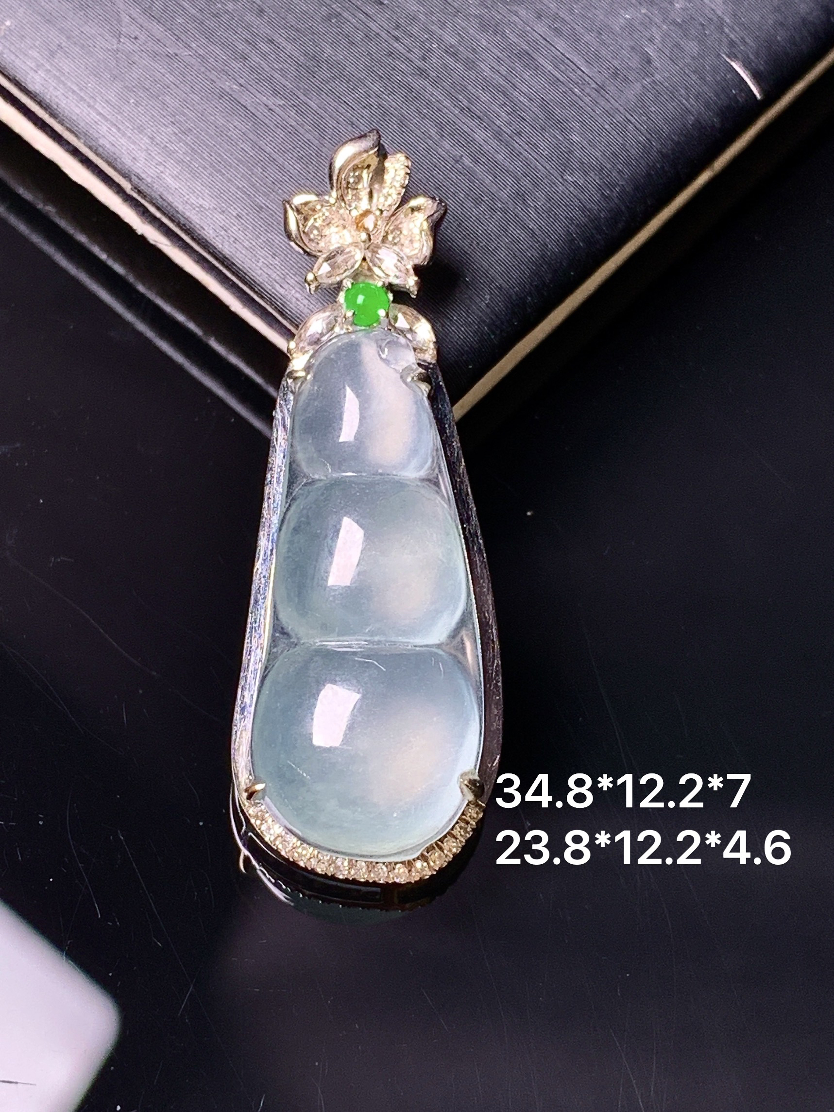18k金钻镶嵌冰种四季豆吊坠 玉质细腻 色泽艳丽清新 水润亮眼 整体尺寸34.8*12.2*7 yz