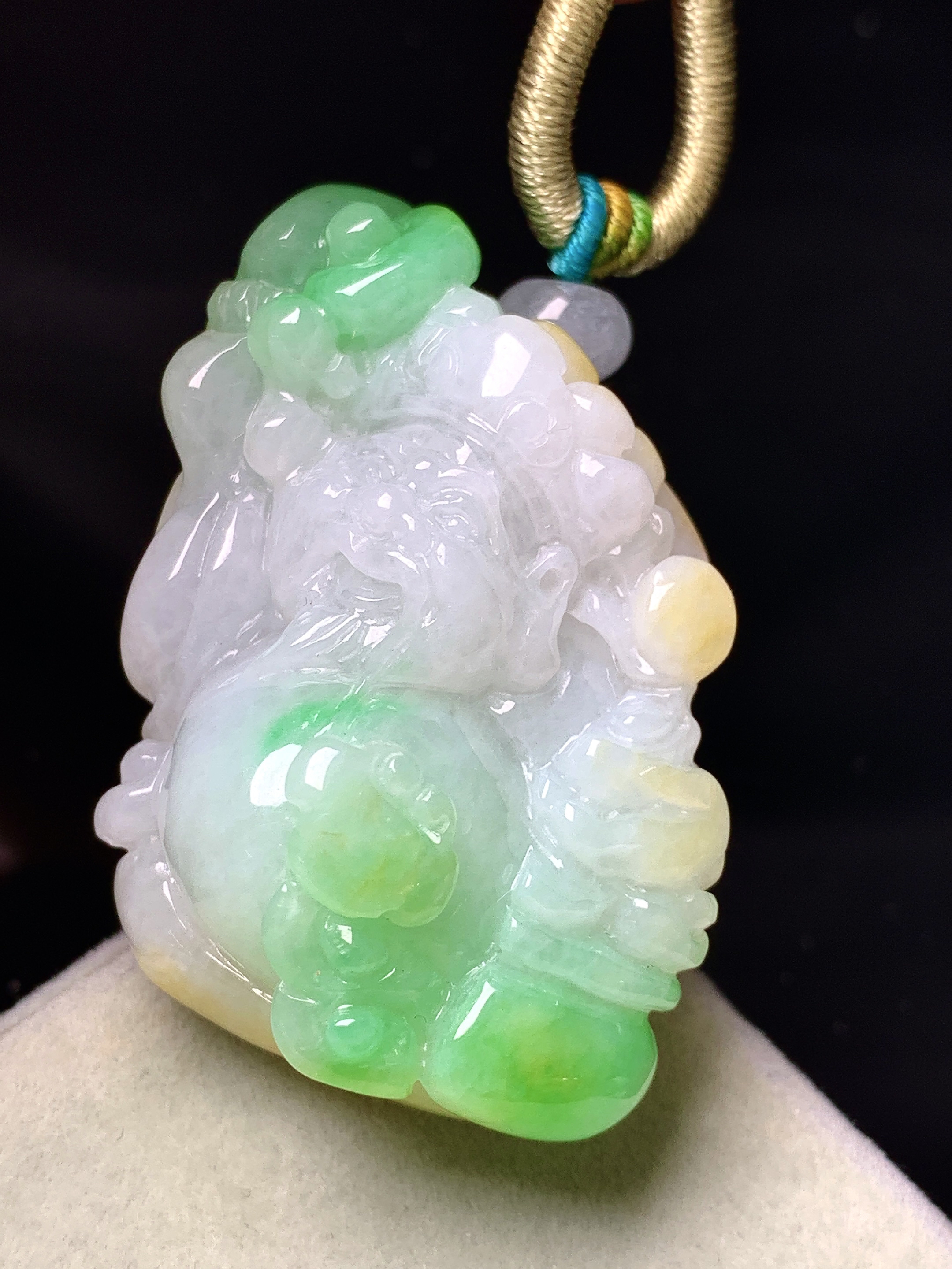 飘绿财神吊坠 玉质细腻 色泽艳丽清新 水润亮眼 整体尺寸43*26.5*17.7 w1