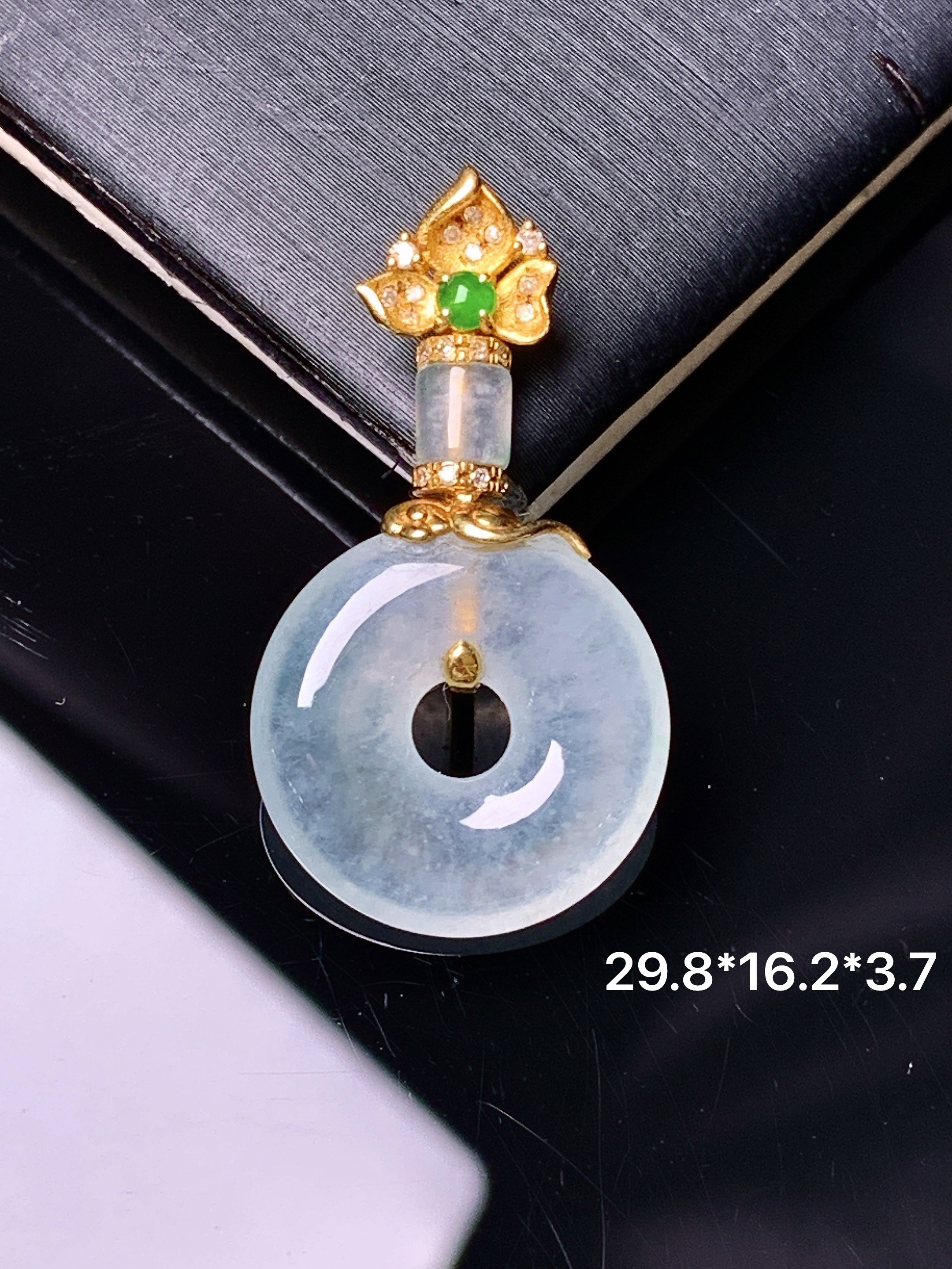 18k金钻镶嵌冰种平安环吊坠 玉质细腻 色泽艳丽清新 水润亮眼 整体尺寸29.8*16.2*3.7 a8