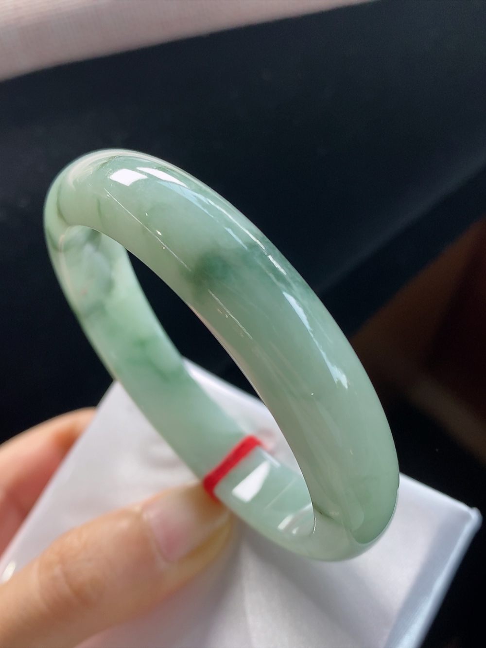 正圈底色飘花手镯，圈口尺寸54.7-12-8.4mm,10.10yb