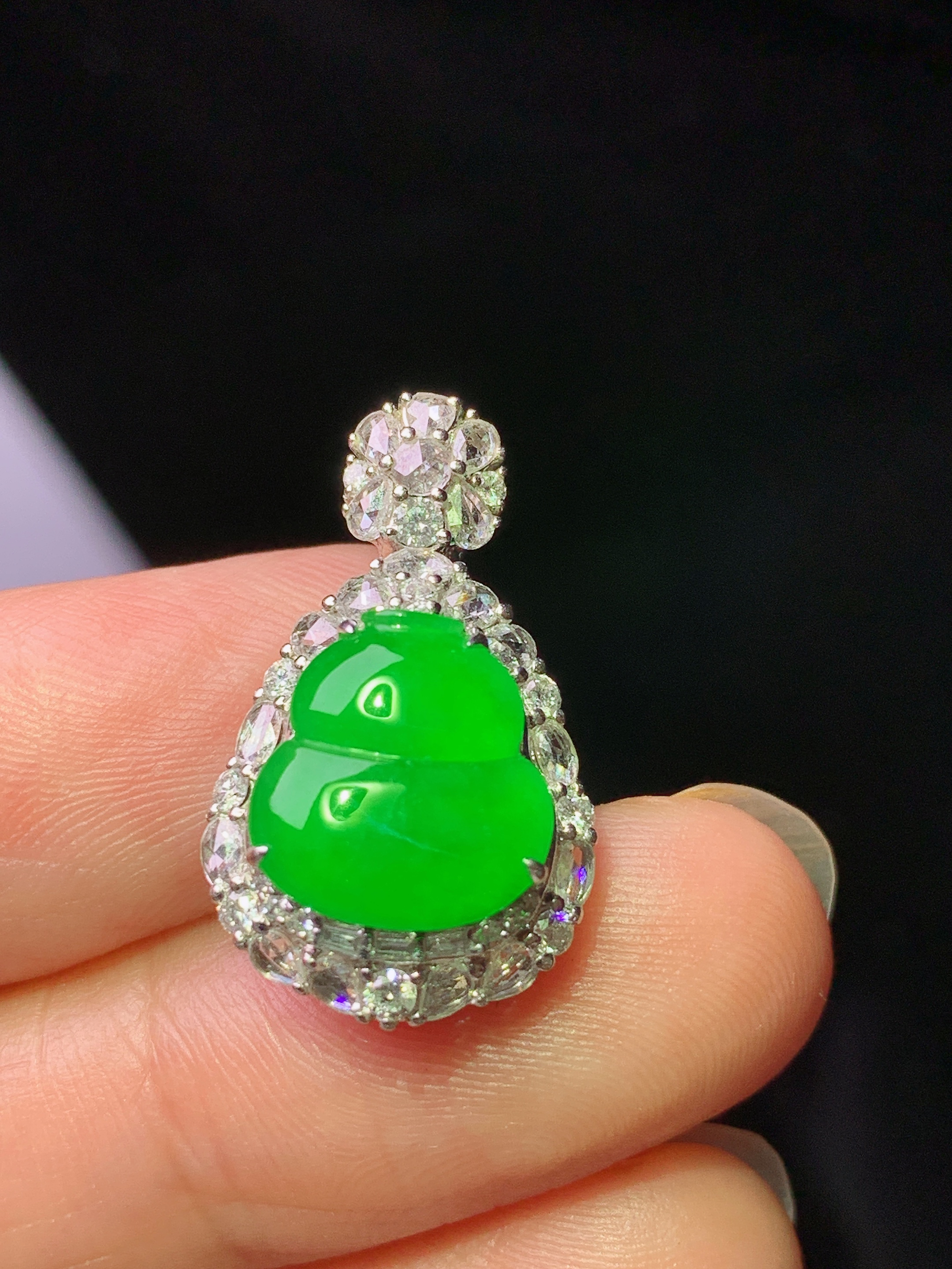 18k金钻镶嵌冰阳绿葫芦吊坠 玉质细腻 色泽艳丽清新 水润亮眼 整体尺寸22.7*13.6*9 m7