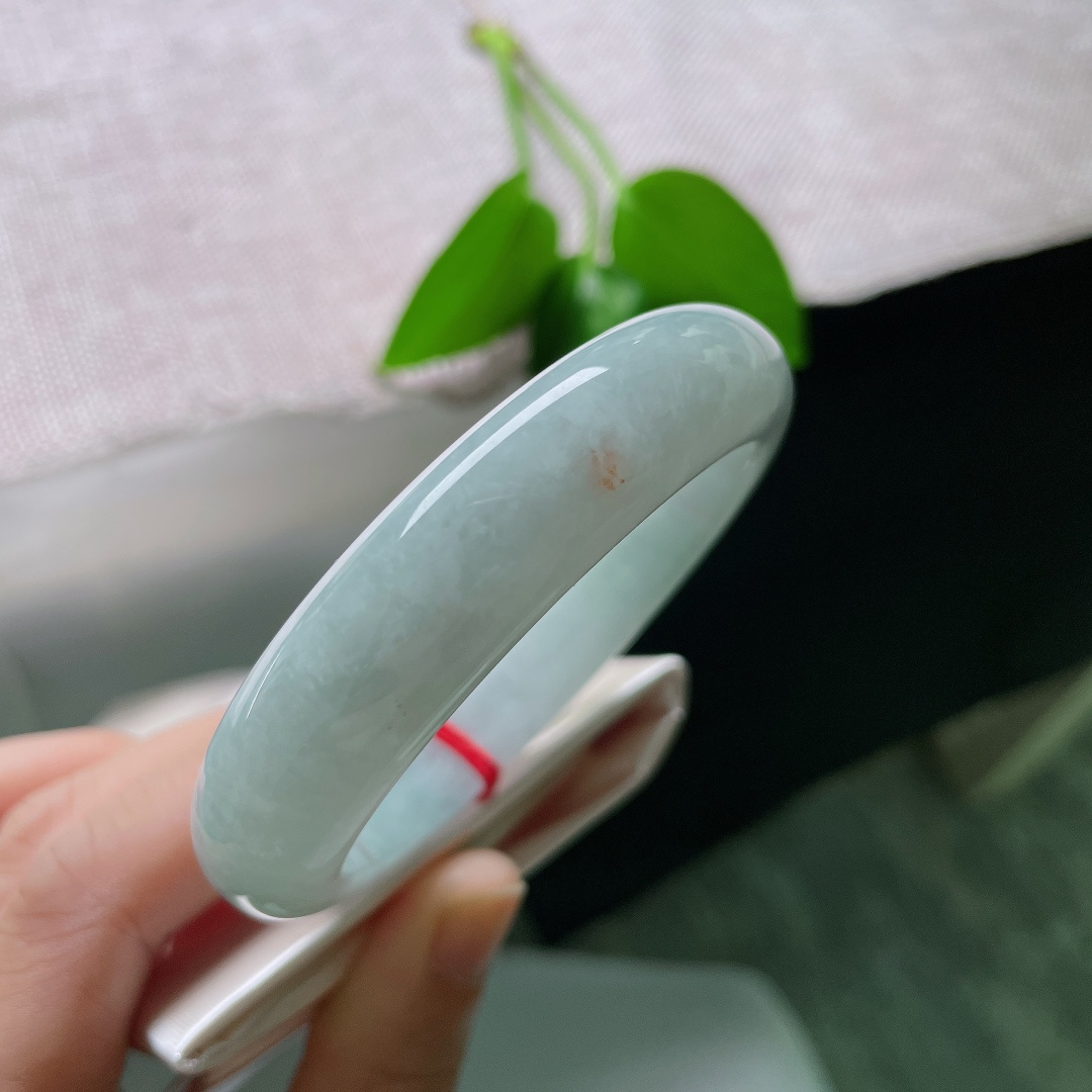 55.6/14/9.3，淡蓝底正圈，一点皮纹，玉质温润，简约大气，上手清冷秀气，自带江南烟雨般的氛围感。ss59466a