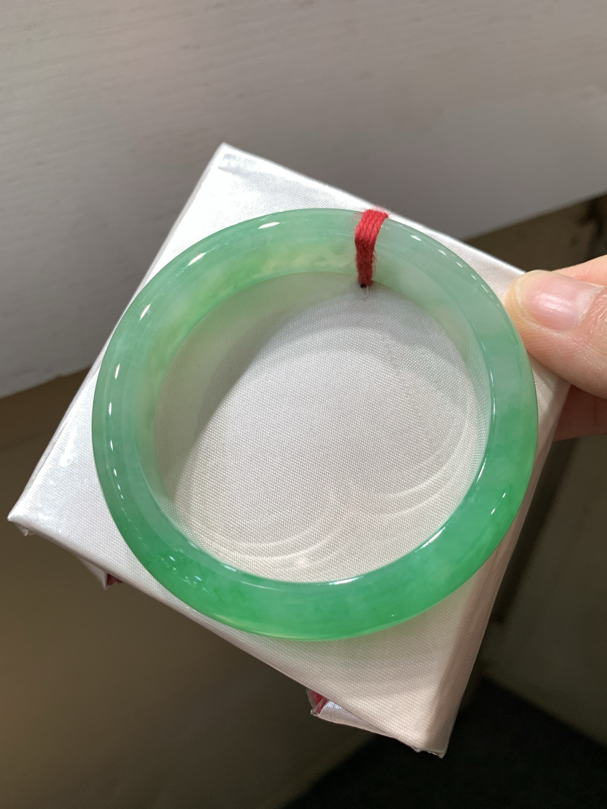尺寸54.9/12.6/8.2，带色手镯
水润细腻 有种有色