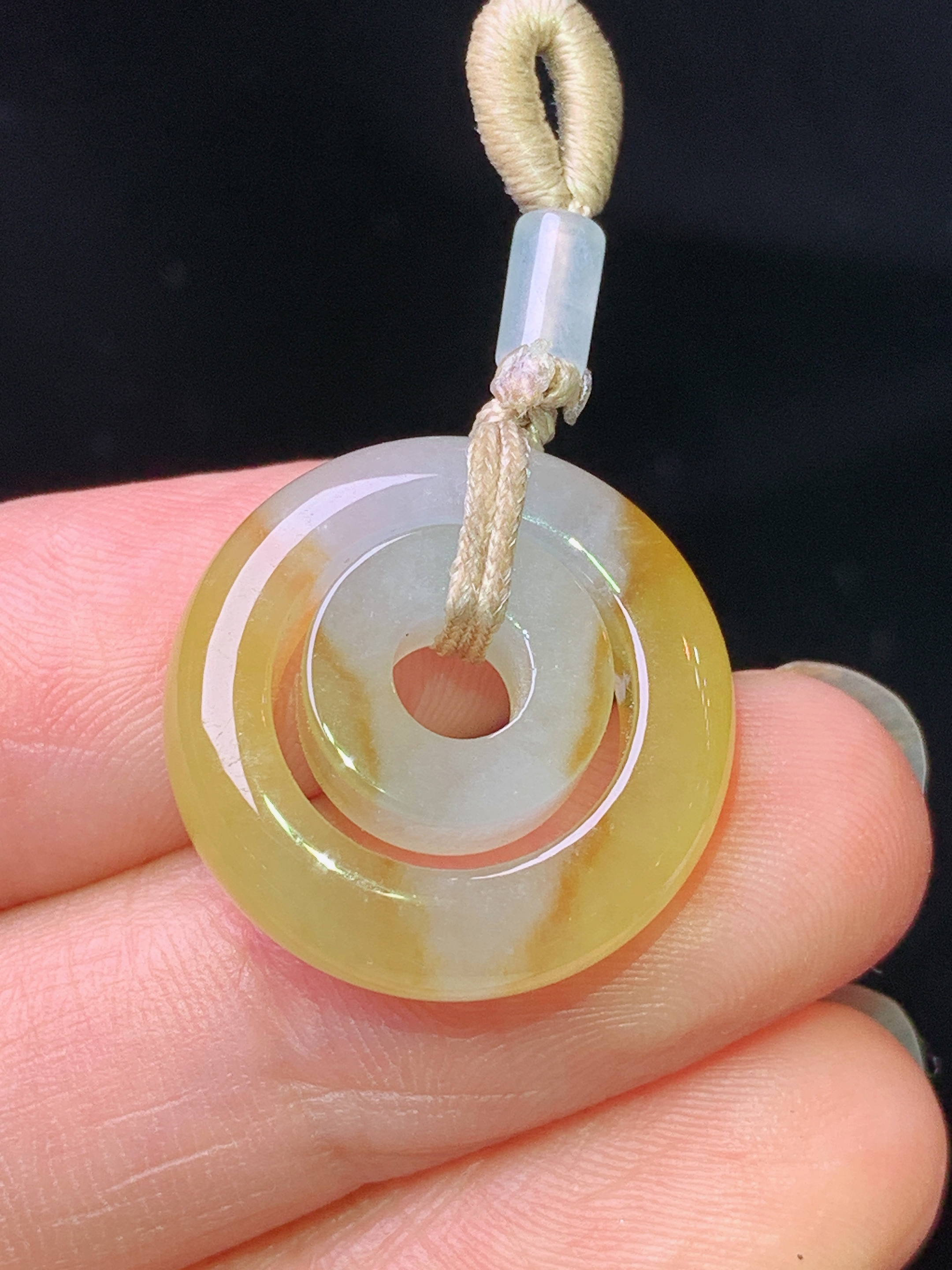 飘黄翡子母环吊坠 玉质细腻 色泽艳丽清新 水润亮眼 整体尺寸19.6*5.8 a8