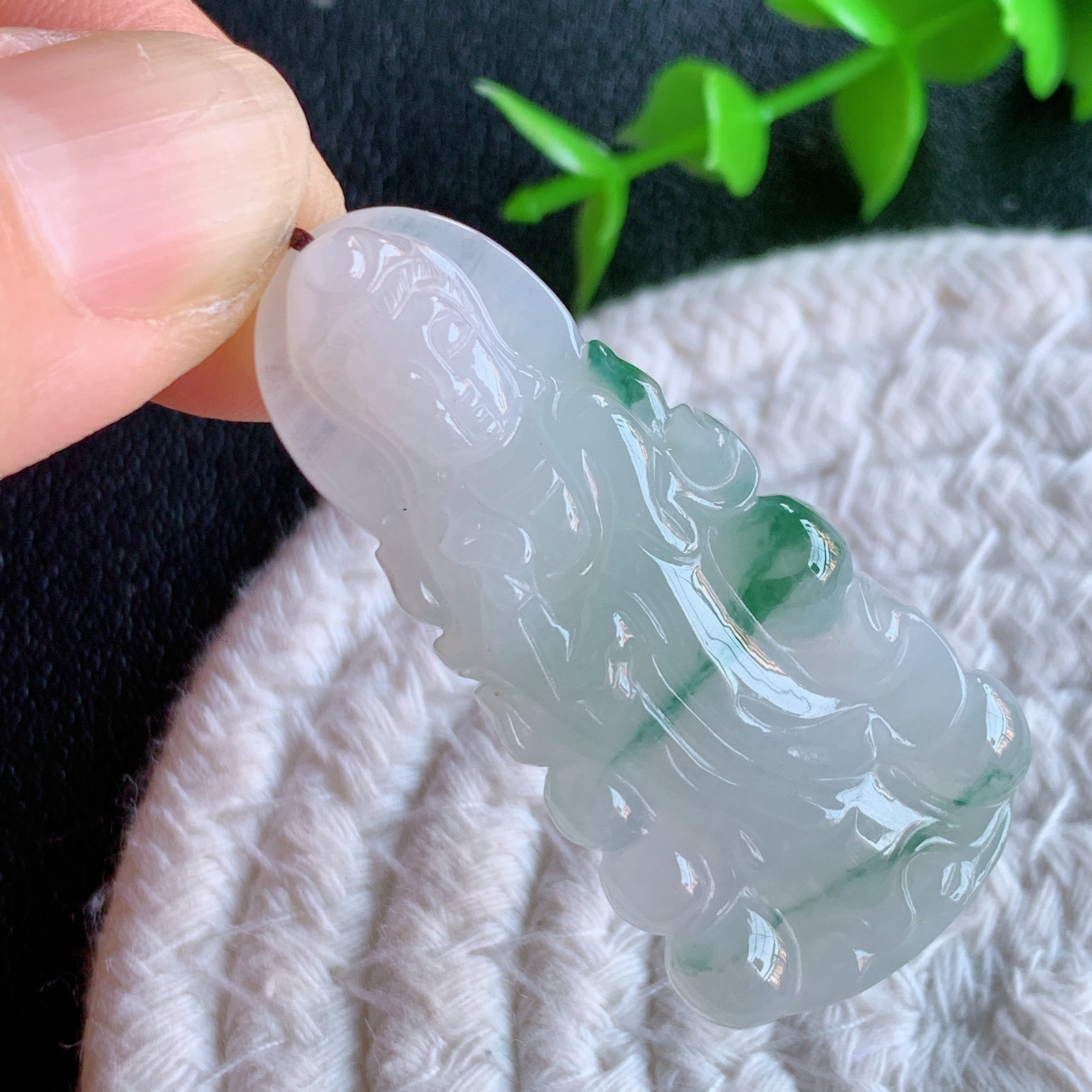 冰润精雕飘花观音吊坠，法相端庄大气，工艺精湛，种色浓郁，细腻饱满冰润，种老水足，收藏佳品，佩戴大气  W415.9 尺寸：44.5-21.8-6mm
