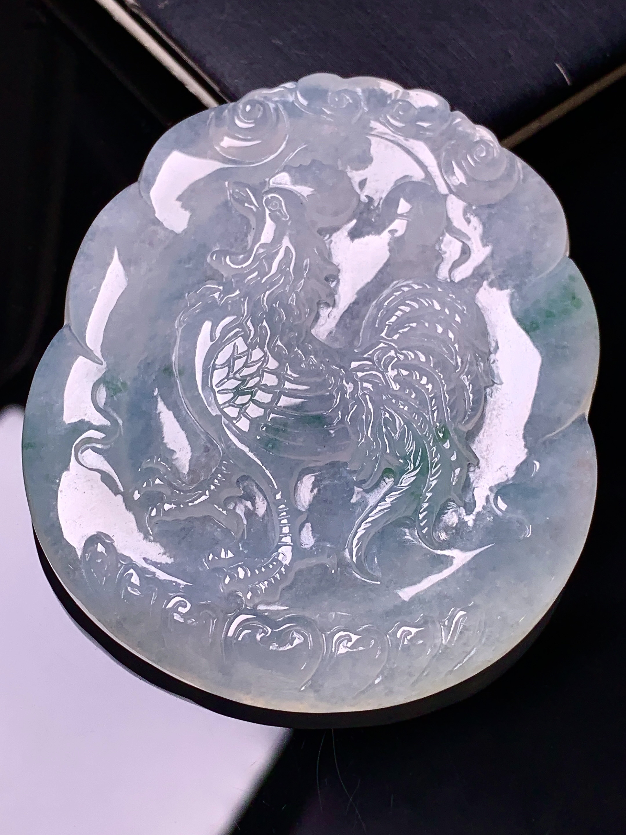 飘绿生肖鸡吊坠 玉质细腻 色泽艳丽清新 水润亮眼 整体尺寸55*46.8*5.8 b2