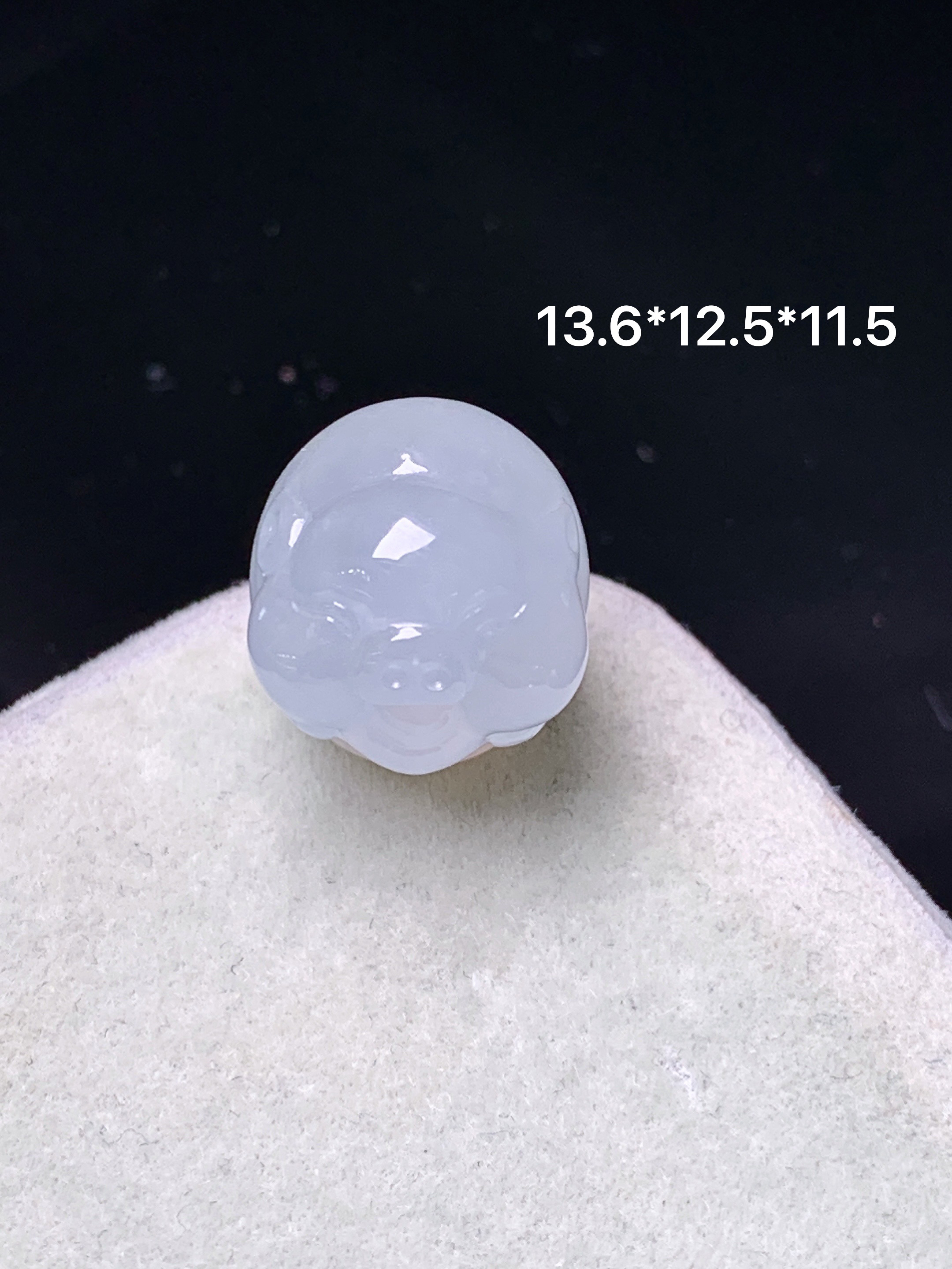 冰种生肖猪吊坠 玉质细腻 色泽艳丽清新 水润亮眼 整体尺寸13.6*12.5*11.5 z2