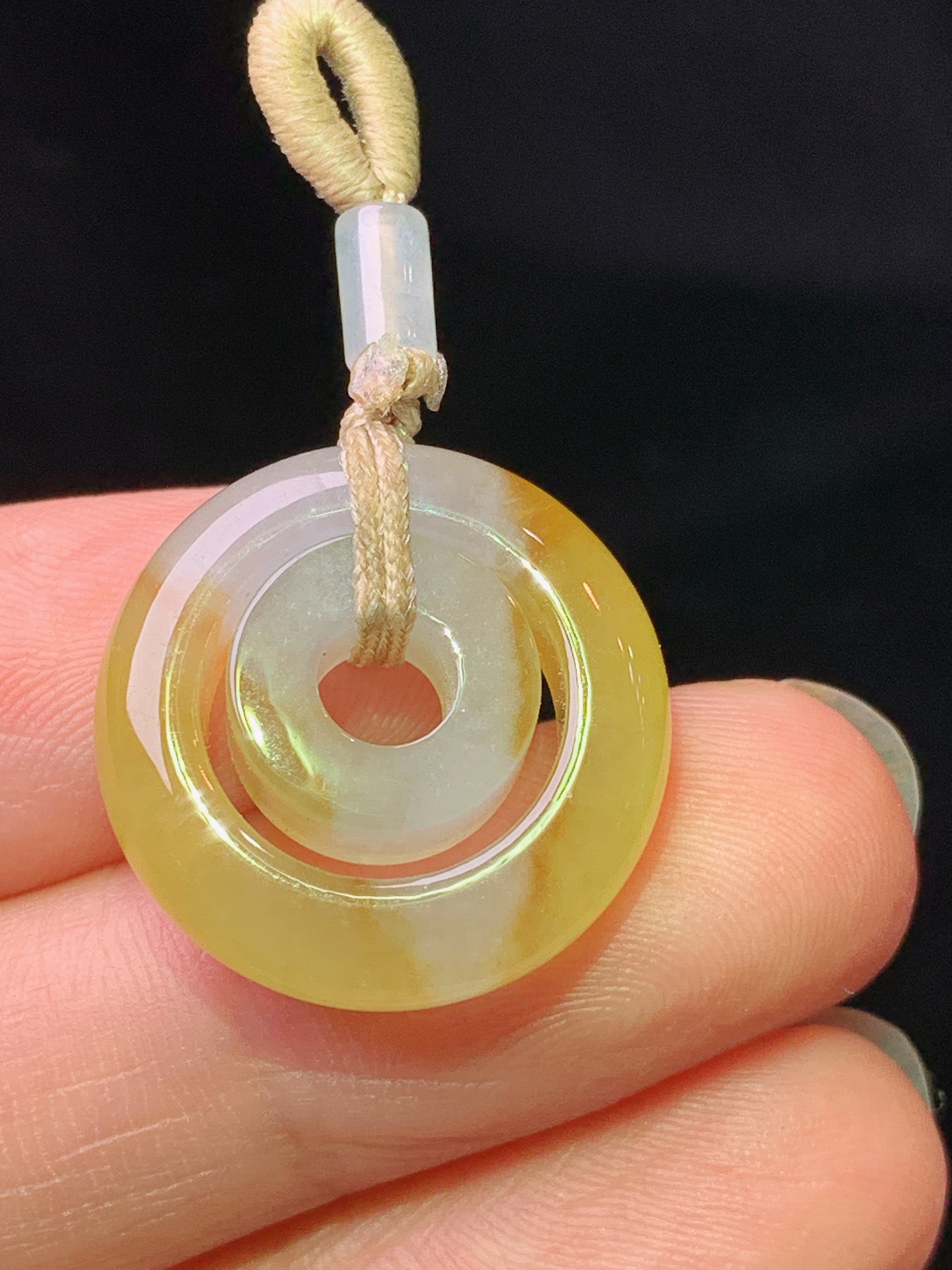 飘黄翡子母环吊坠 玉质细腻 色泽艳丽清新 水润亮眼 整体尺寸19.6*5.8 a8
