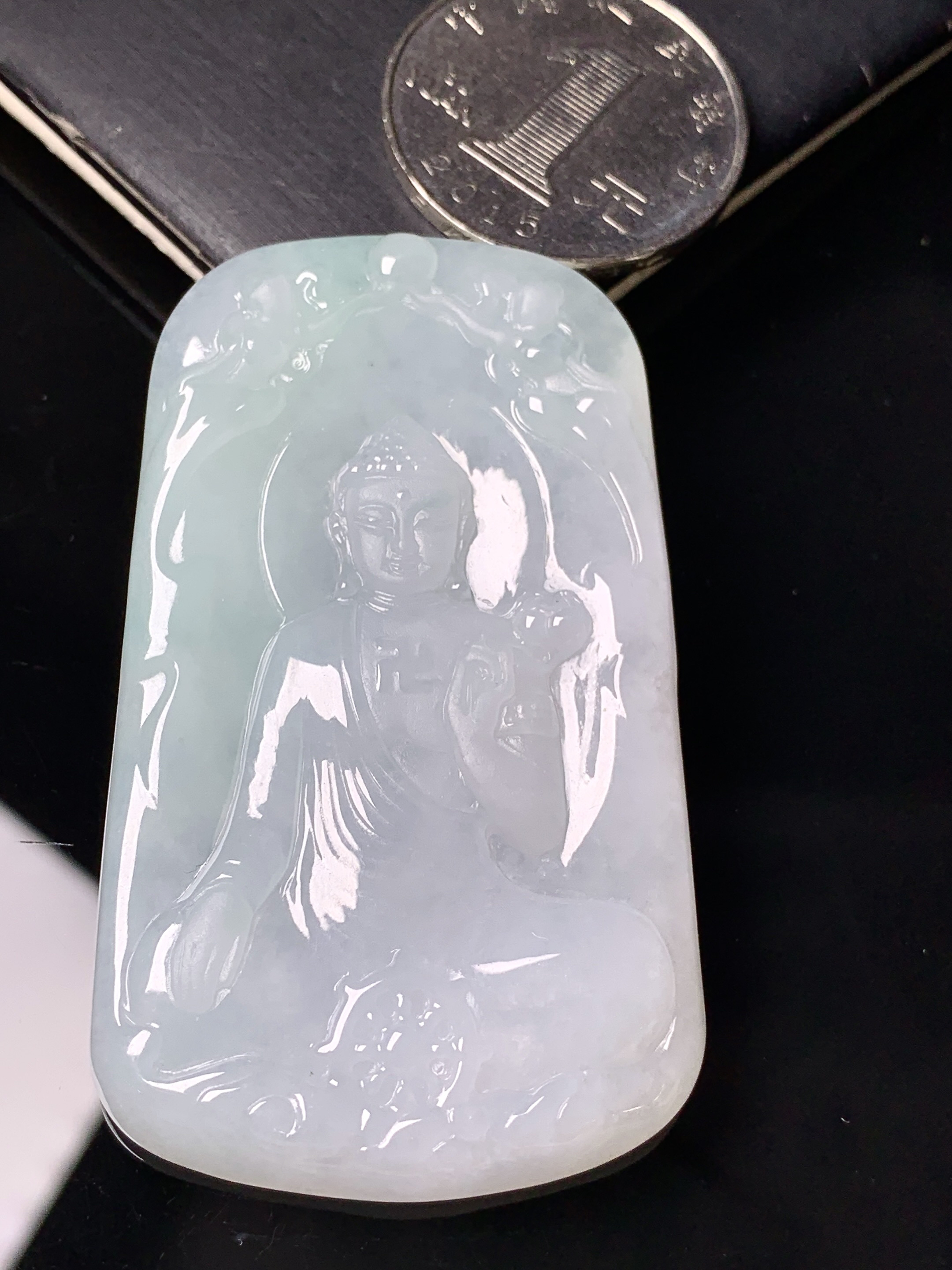 飘绿大日如来佛祖吊坠 玉质细腻 色泽艳丽清新 水润亮眼 整体尺寸59.5*34.8*5.8 d1