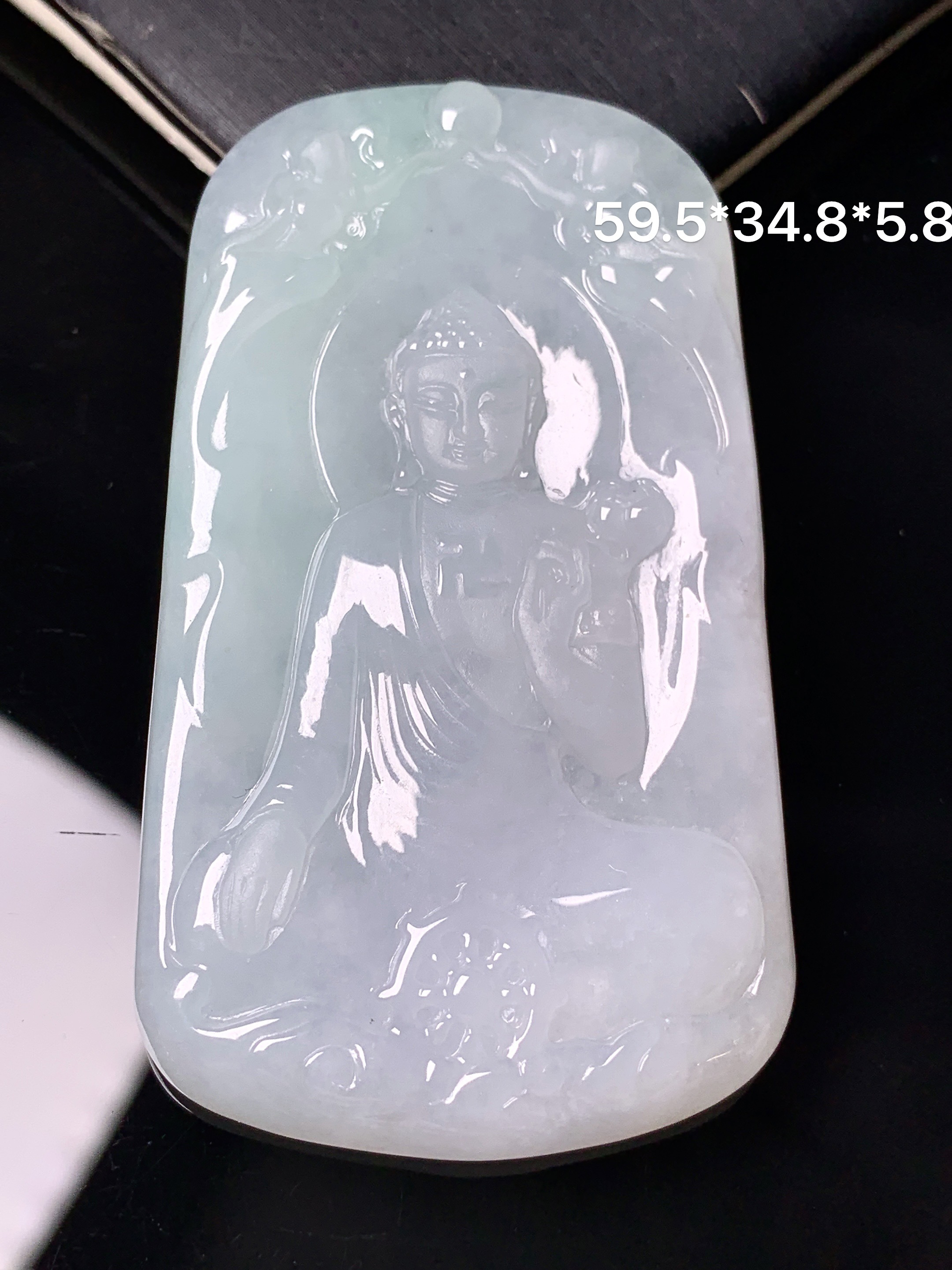 飘绿大日如来佛祖吊坠 玉质细腻 色泽艳丽清新 水润亮眼 整体尺寸59.5*34.8*5.8 d1