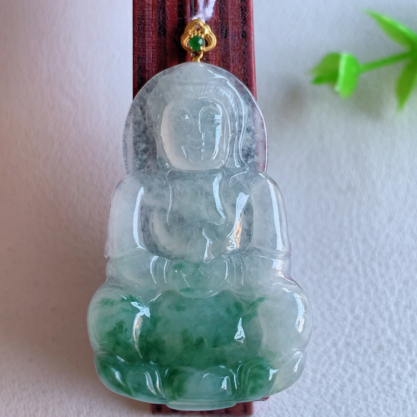 18k金扣冰润精雕飘花观音吊坠，法相端庄大气，工艺精湛，种色浓郁，细腻饱满冰润，种老水足，收藏佳品，佩戴大气  W415.9  整体尺寸：43.5-24-3.6mm  裸石尺寸：38.5-24-3.6mm