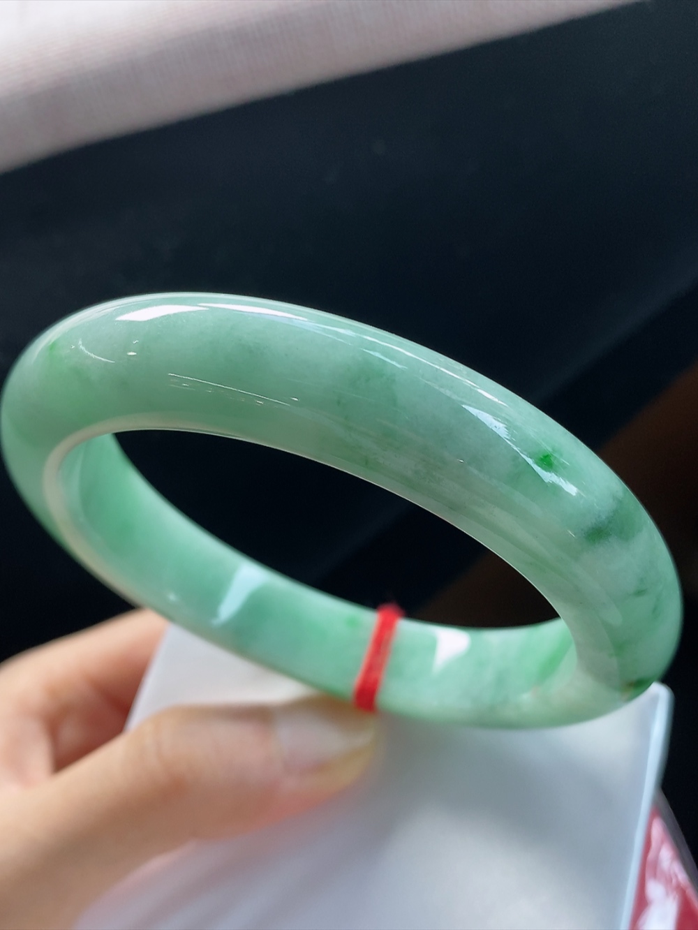 正圈绿底飘花手镯，圈口尺寸59.6-12.6-10.6mm,10.10yb