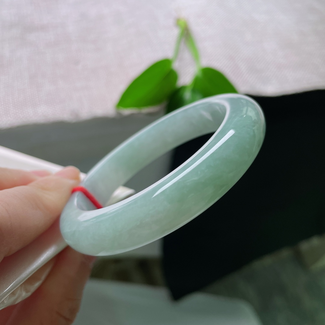 54/11.9/8.6/蓝底正圈，一点皮纹，清透冰晴底色，如静水含烟，自带清雅空灵的氛围感。ss59465a