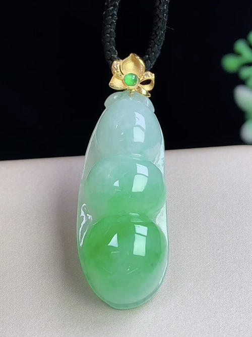 18k金镶飘绿福豆，无裂，尺寸29-11.7-7.0mm，S10pp