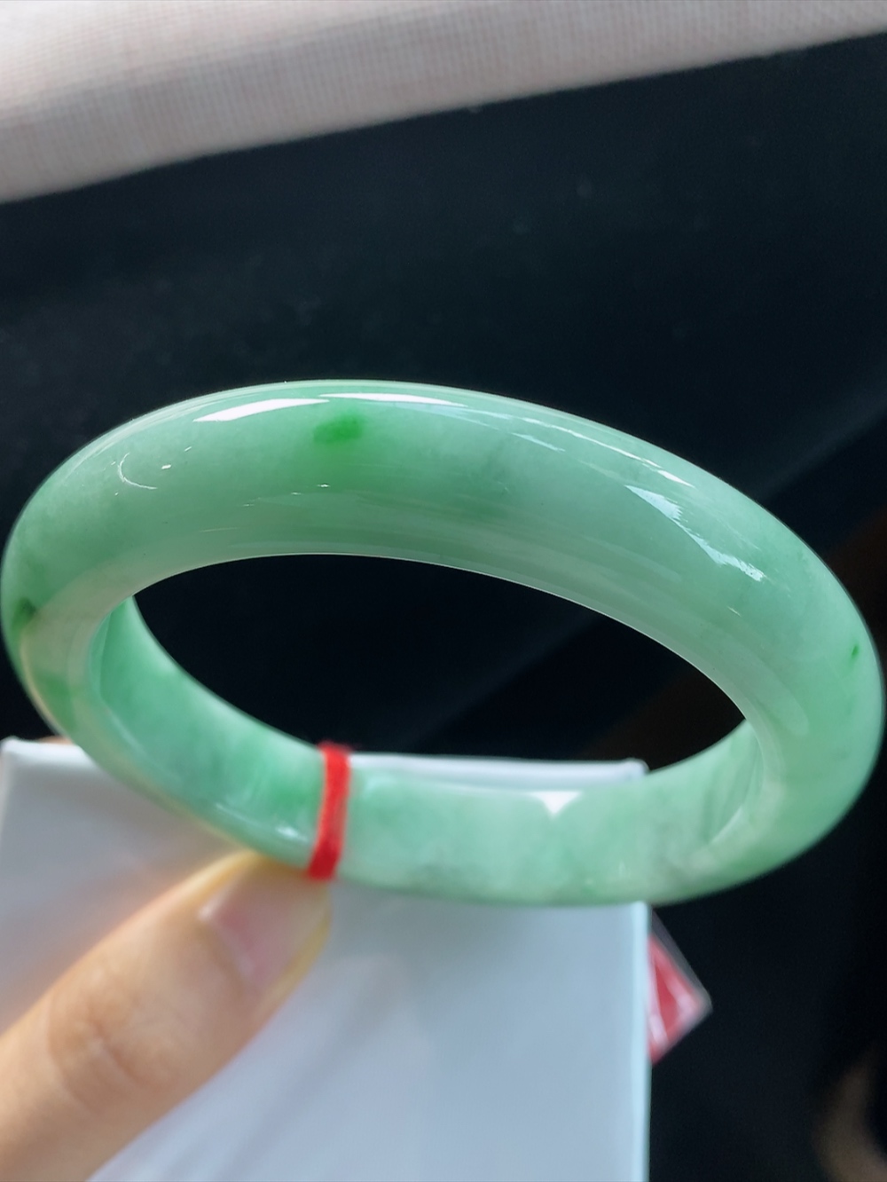 正圈绿底飘花手镯，圈口尺寸59.6-12.6-10.6mm,10.10yb