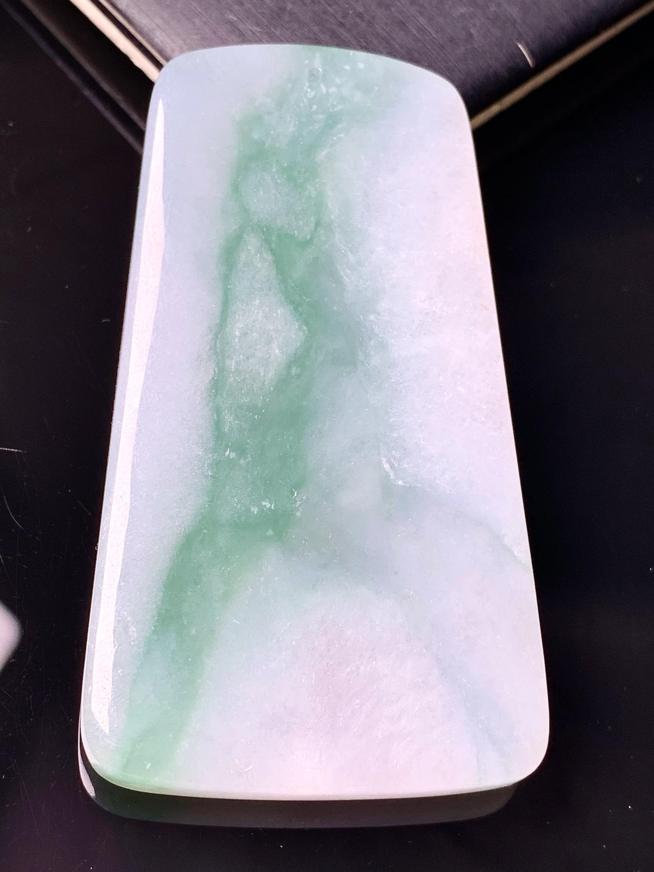 飘绿无事牌吊坠 玉质细腻 色泽艳丽清新 水润亮眼 整体尺寸60.7*34.2*5.8 d1